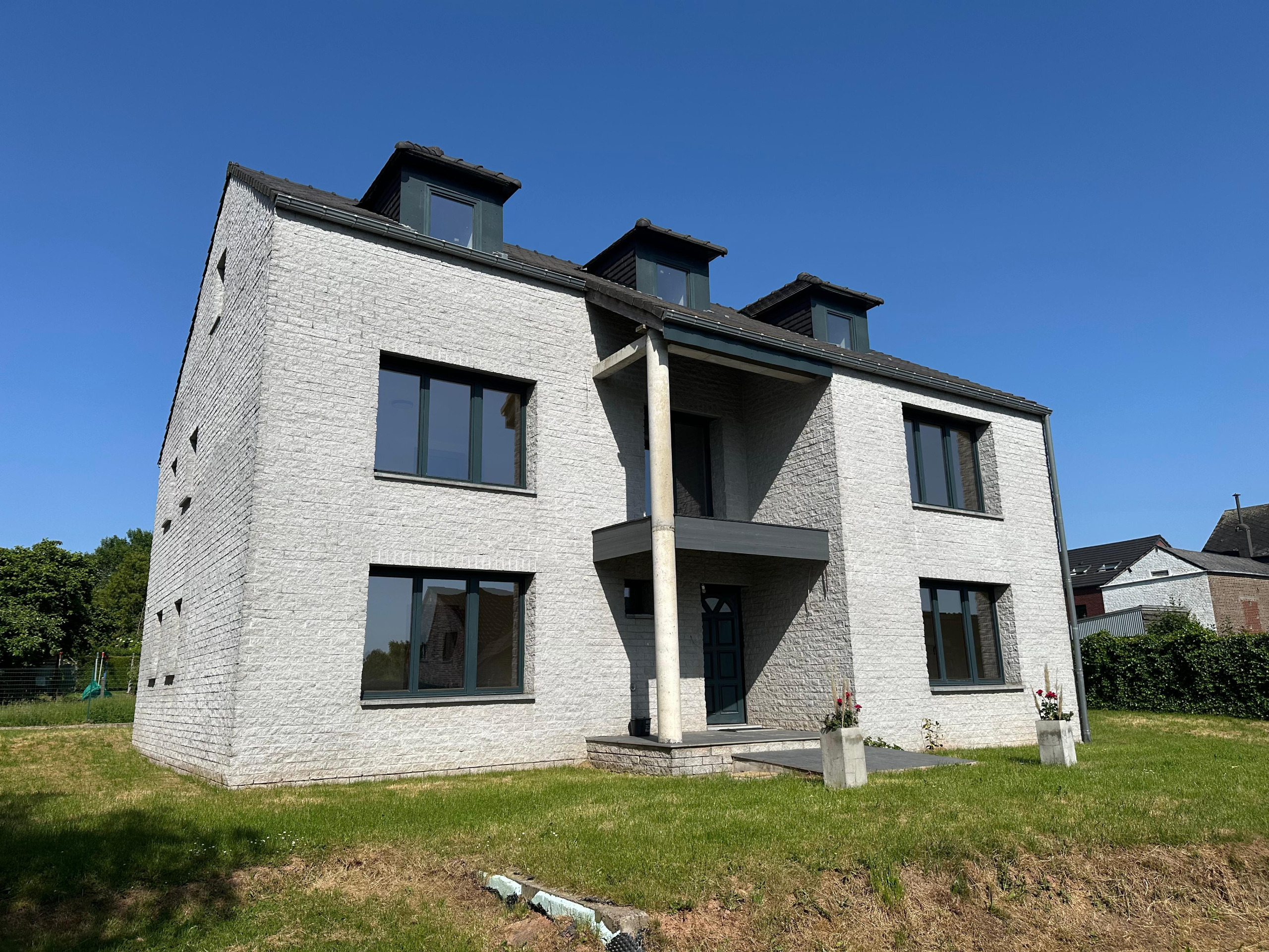 Large 400 m² family home · 5 bedrooms · 10 min from Namur