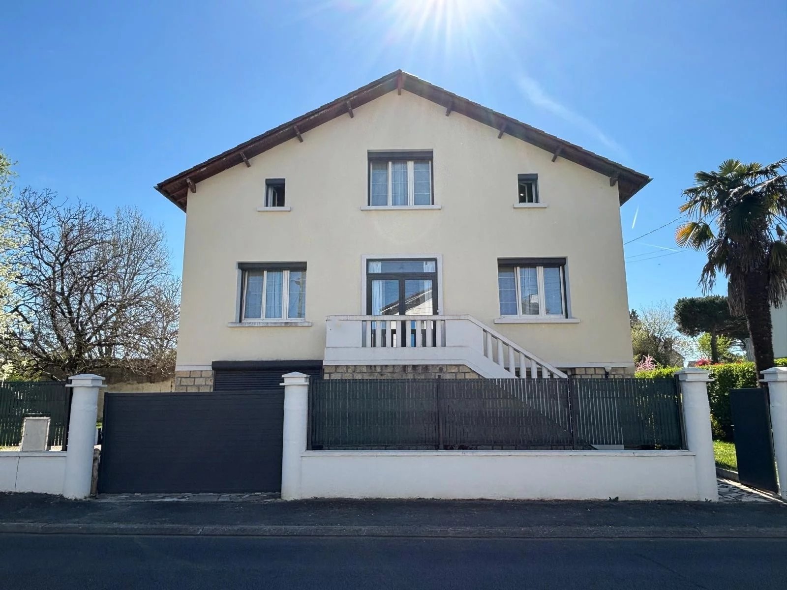 Gorgeous renovated, light and bright family home in quiet location, Nouvelle-Aquitaine – France – BVI85209