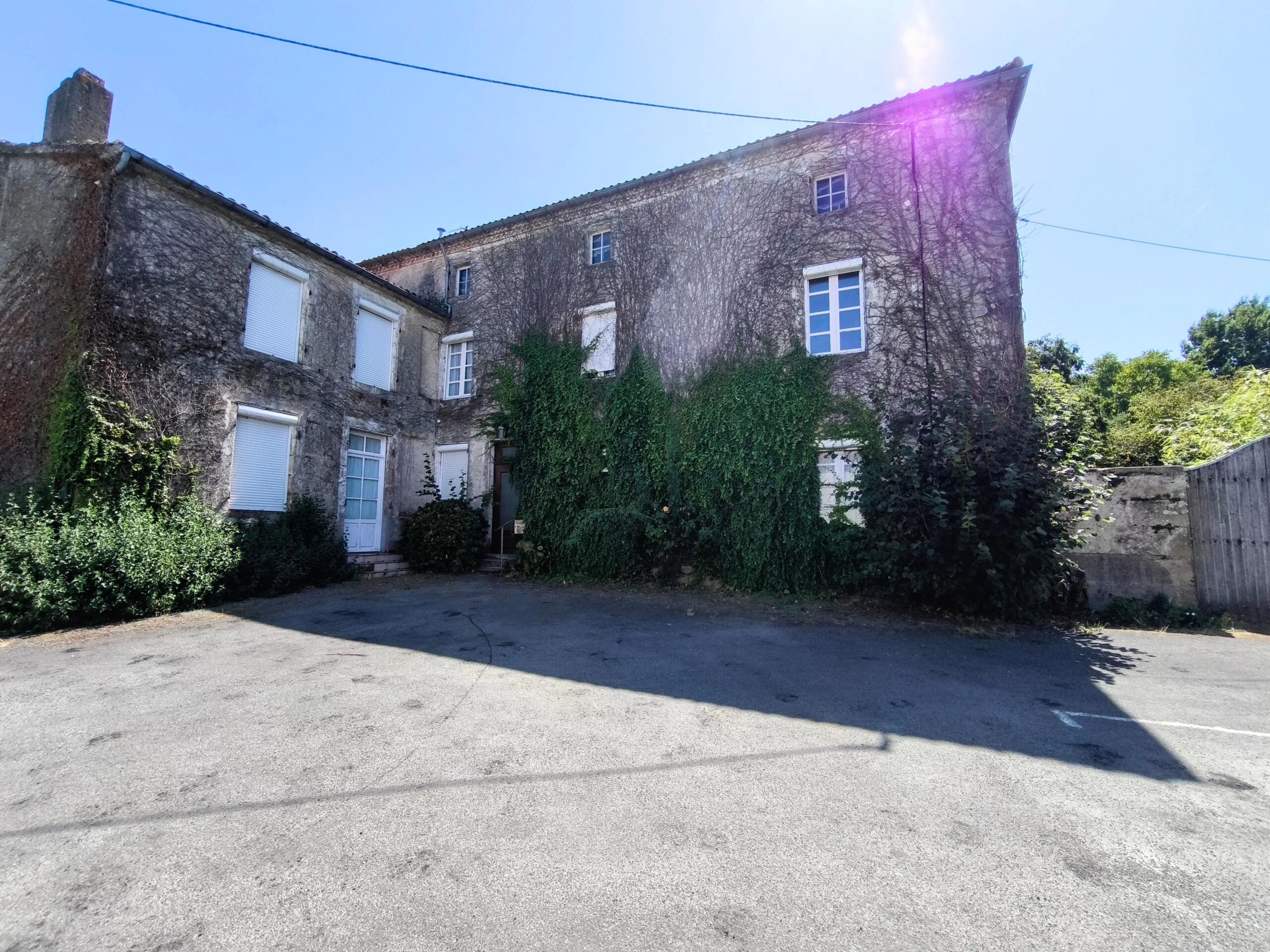 Spacious 7-Bedroom Town House with Large Garden and Outbuildings, Nouvelle-Aquitaine – France – BVI86701