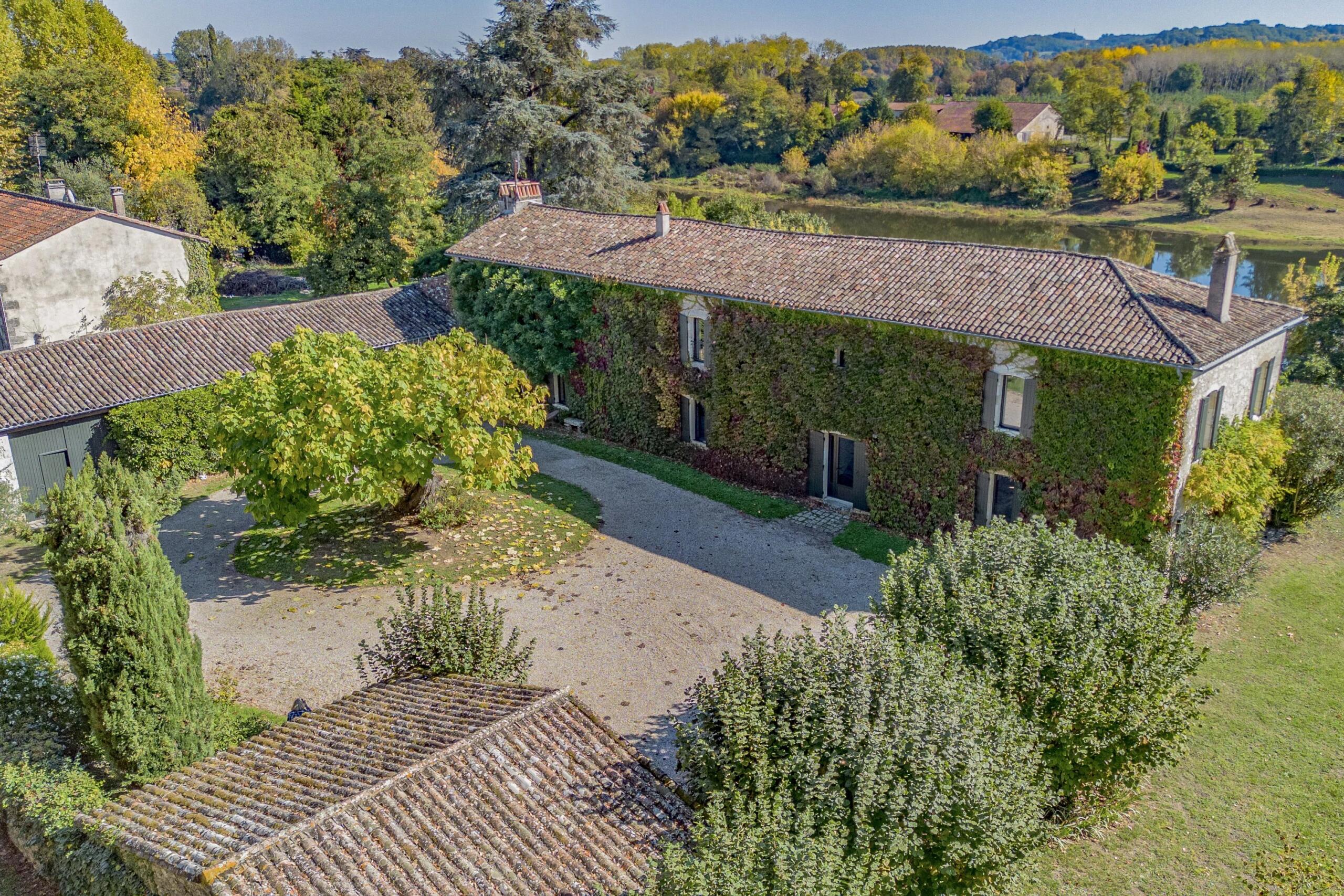 Beautifully restored family home near a bastide town, Nouvelle-Aquitaine – France – BVI76194