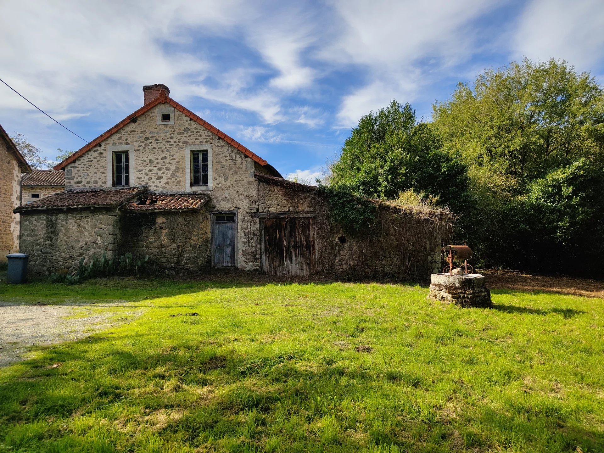 Stone house and lake to renovate, Nouvelle-Aquitaine – France – BVI80348