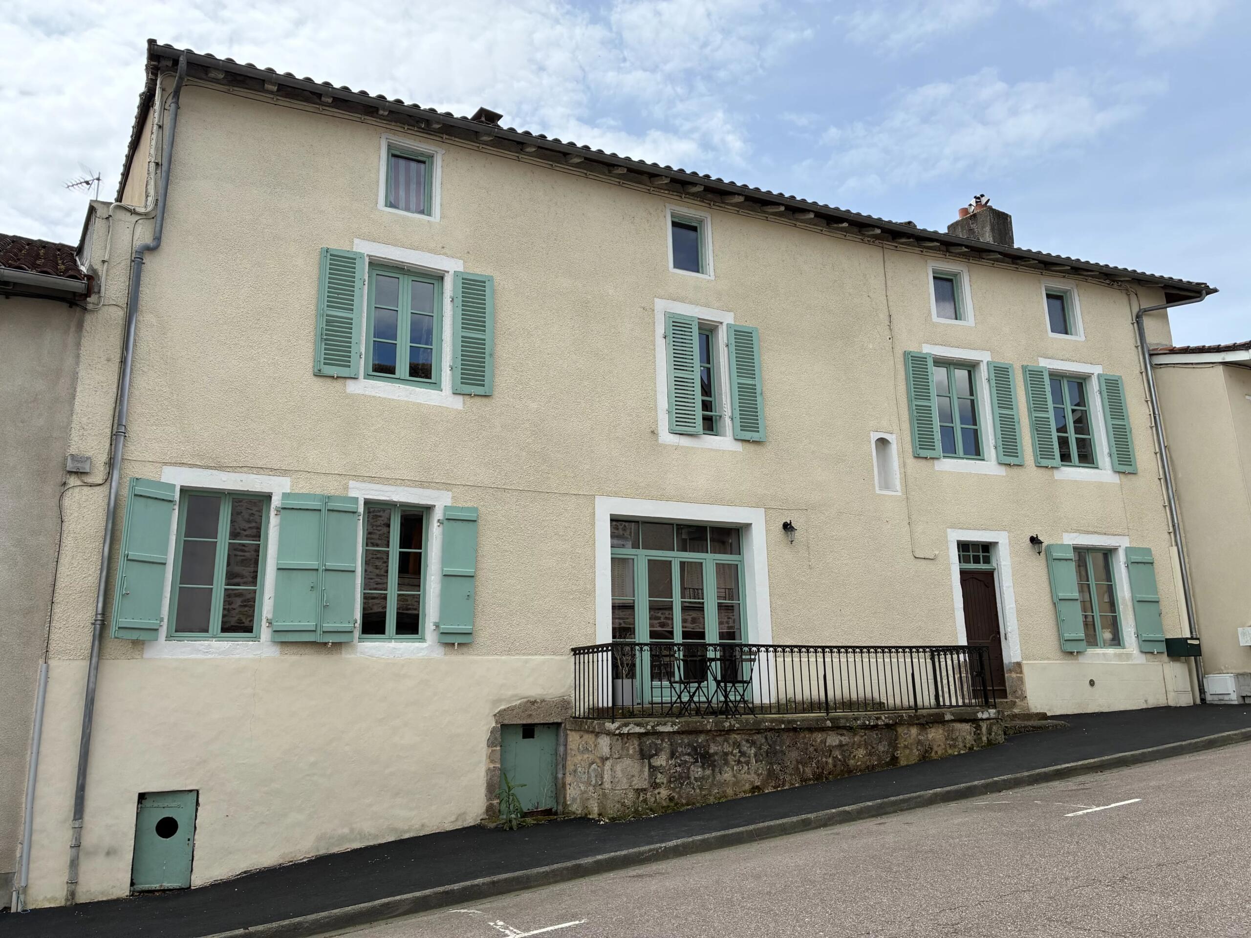 Large and beautifully renovated townhouse, in Rochechouart, Nouvelle-Aquitaine – France – BVI81045