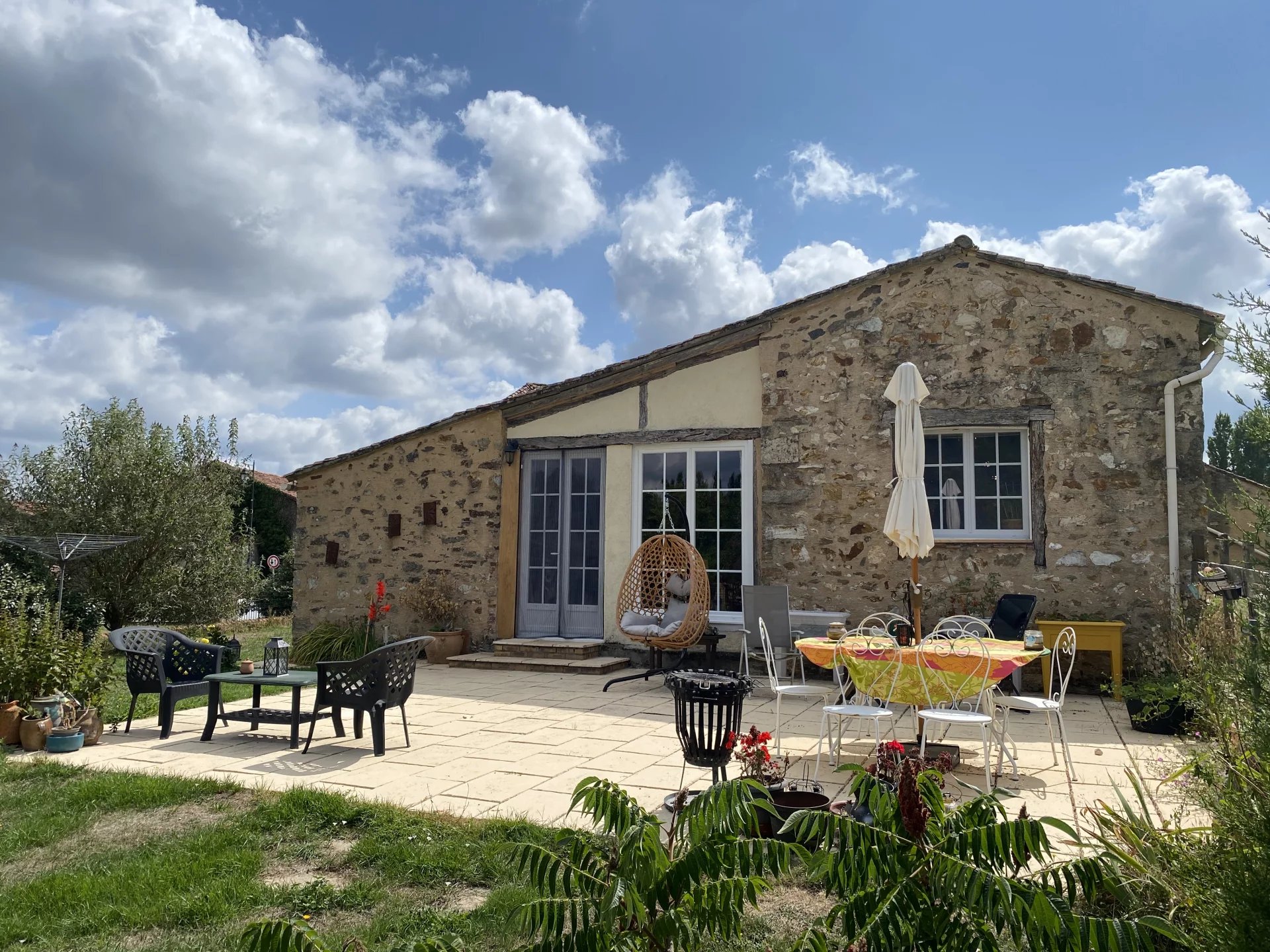 Pretty house on one level with 3 bedrooms, a barn and a garden, Nouvelle-Aquitaine – France – BVI82160