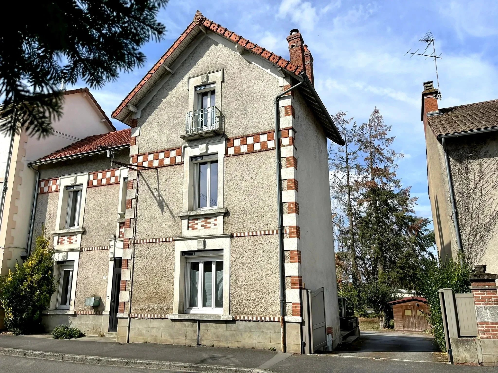 Townhouse with a garden and 3 bedrooms in Bellac, Nouvelle-Aquitaine – France – BVI86319