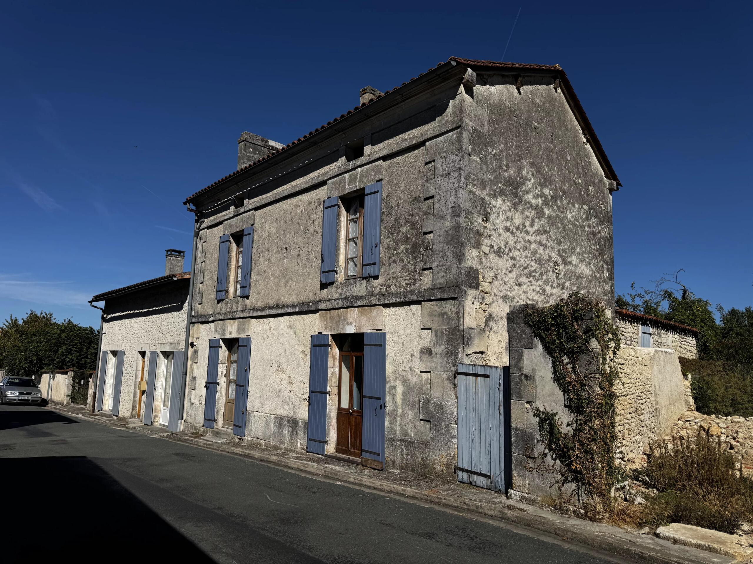 Charming character property with plenty of potential – Champagne-et-Fontaine, Nouvelle-Aquitaine – France – BVI87094