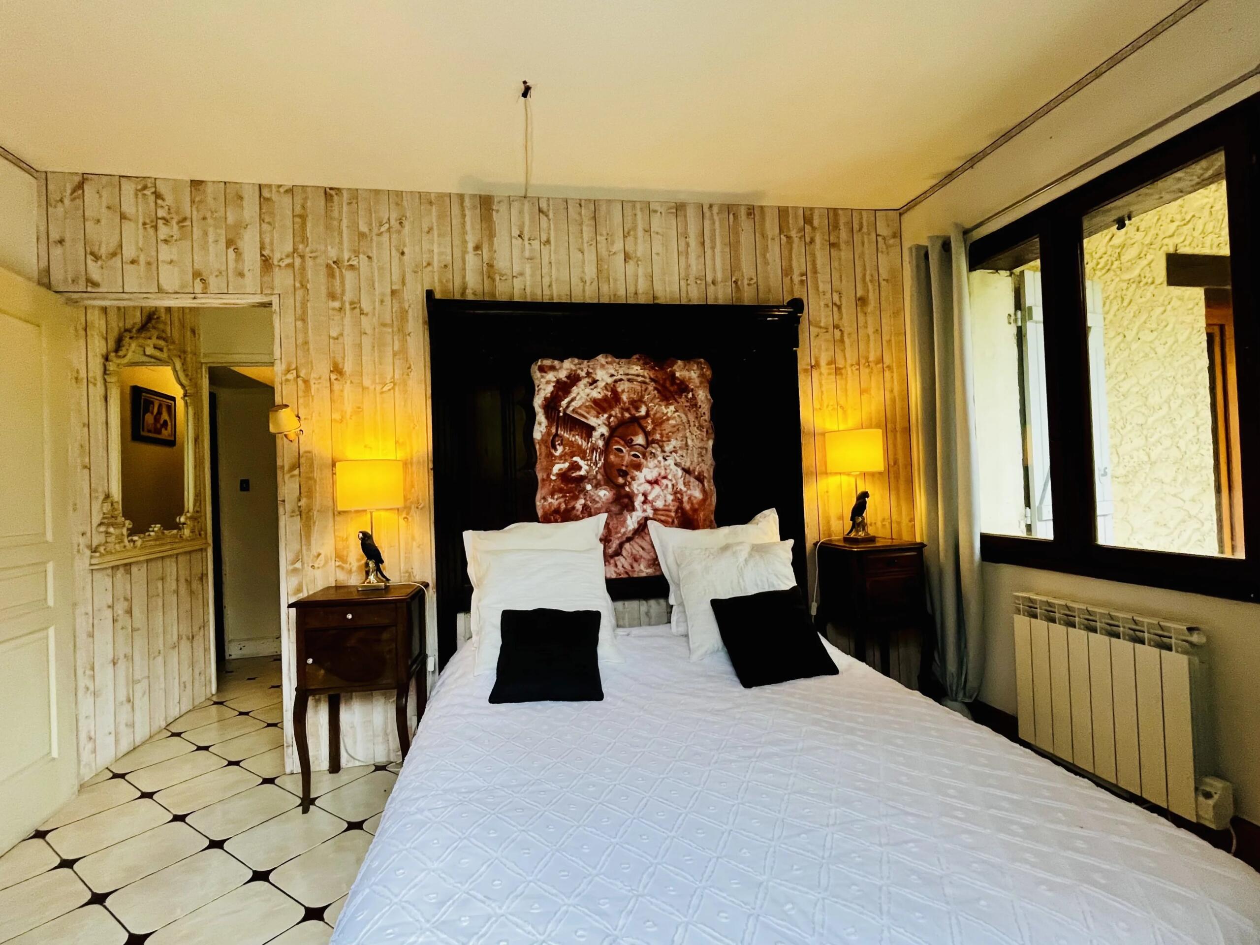 Spacious home with guest accommodation potential, mature garden and extensive outbuildings, Nouvelle-Aquitaine – France – BVI87108