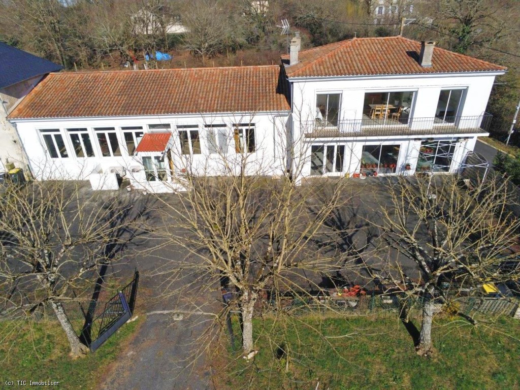 4 bedroom House in Civray, France – r7617