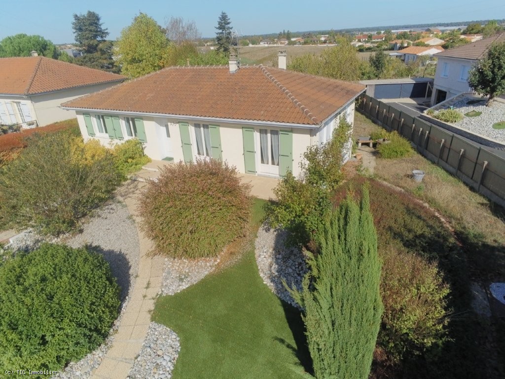 5 bedroom House in Ruffec, France – r7609
