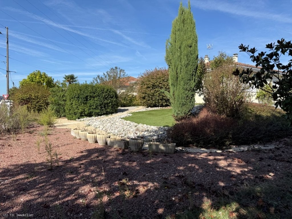 5 bedroom House in Ruffec, France – r7609