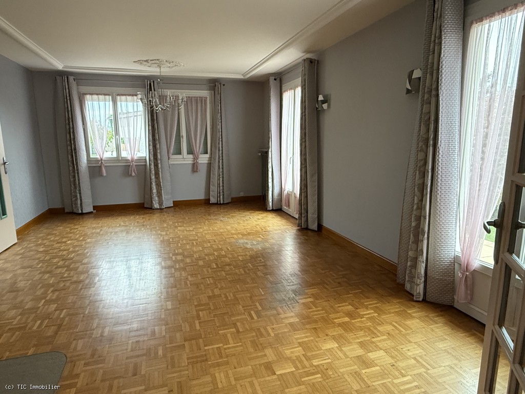 5 bedroom House in Ruffec, France – r7609