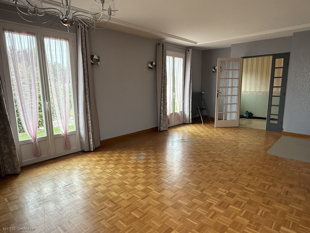 5 bedroom House in Ruffec, France – r7609