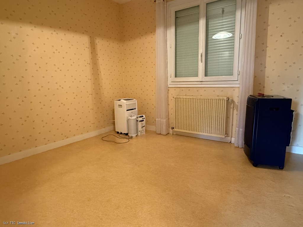 5 bedroom House in Ruffec, France – r7609