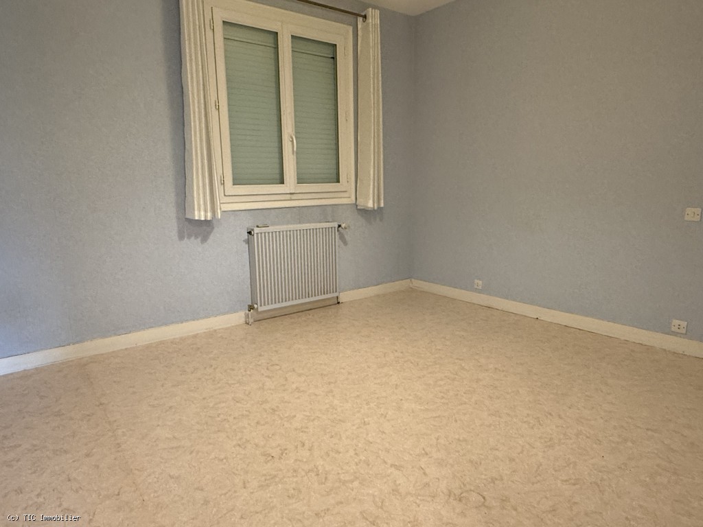 5 bedroom House in Ruffec, France – r7609