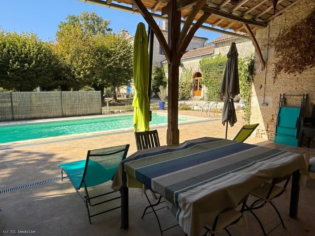 5 bedroom House in Ruffec, France – r7607
