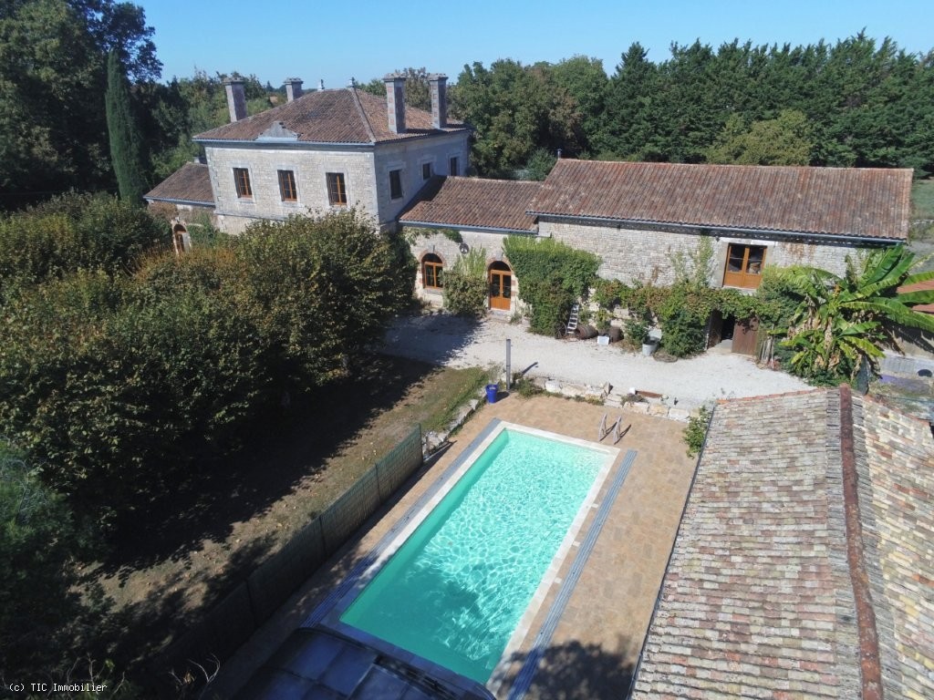 5 bedroom House in Ruffec, France – r7607