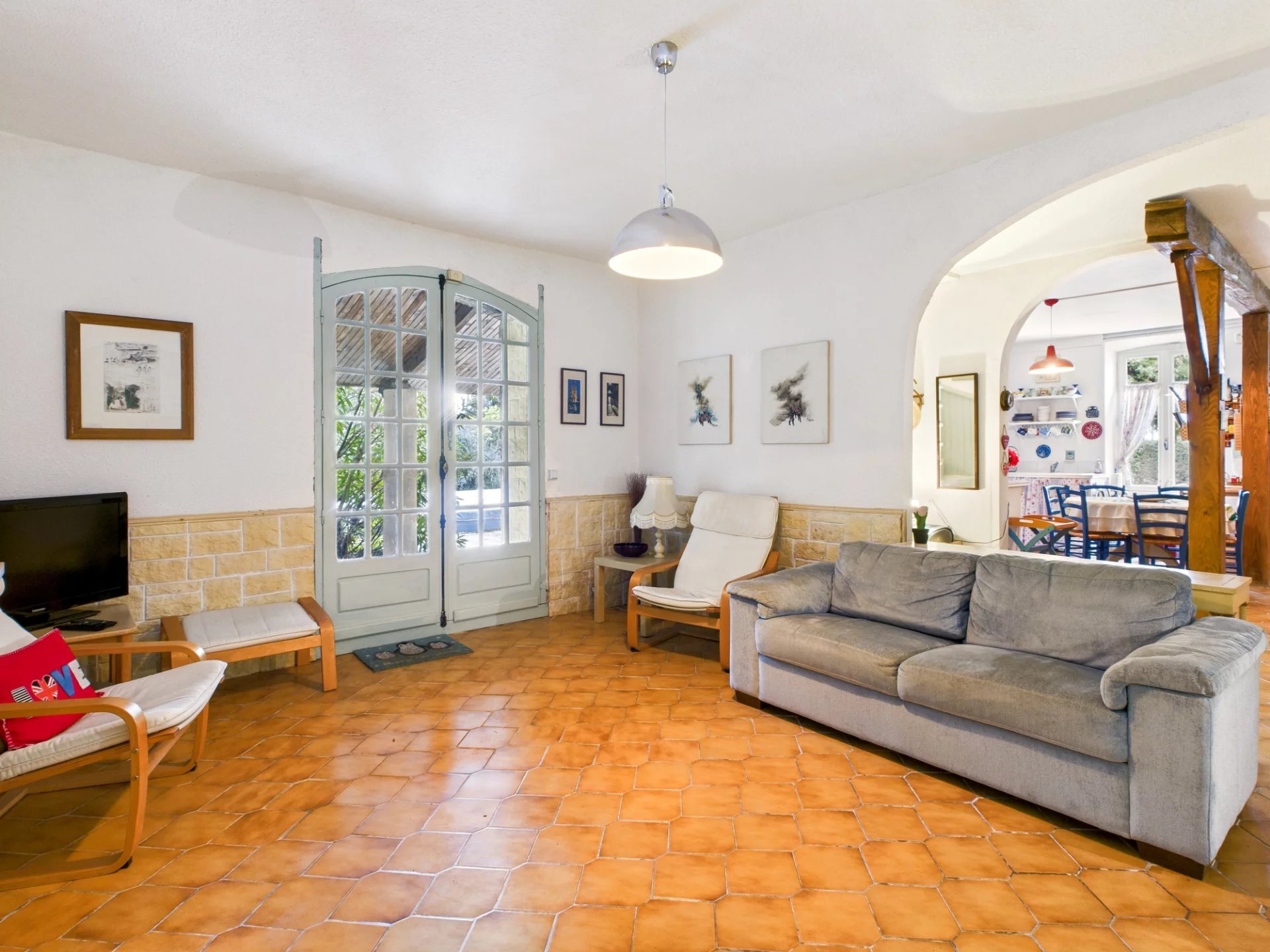Marseillette: Traditional vineyard property offering 5 bedrooms, 4 bathrooms, gardens and garage, Occitanie – France – BVI81956