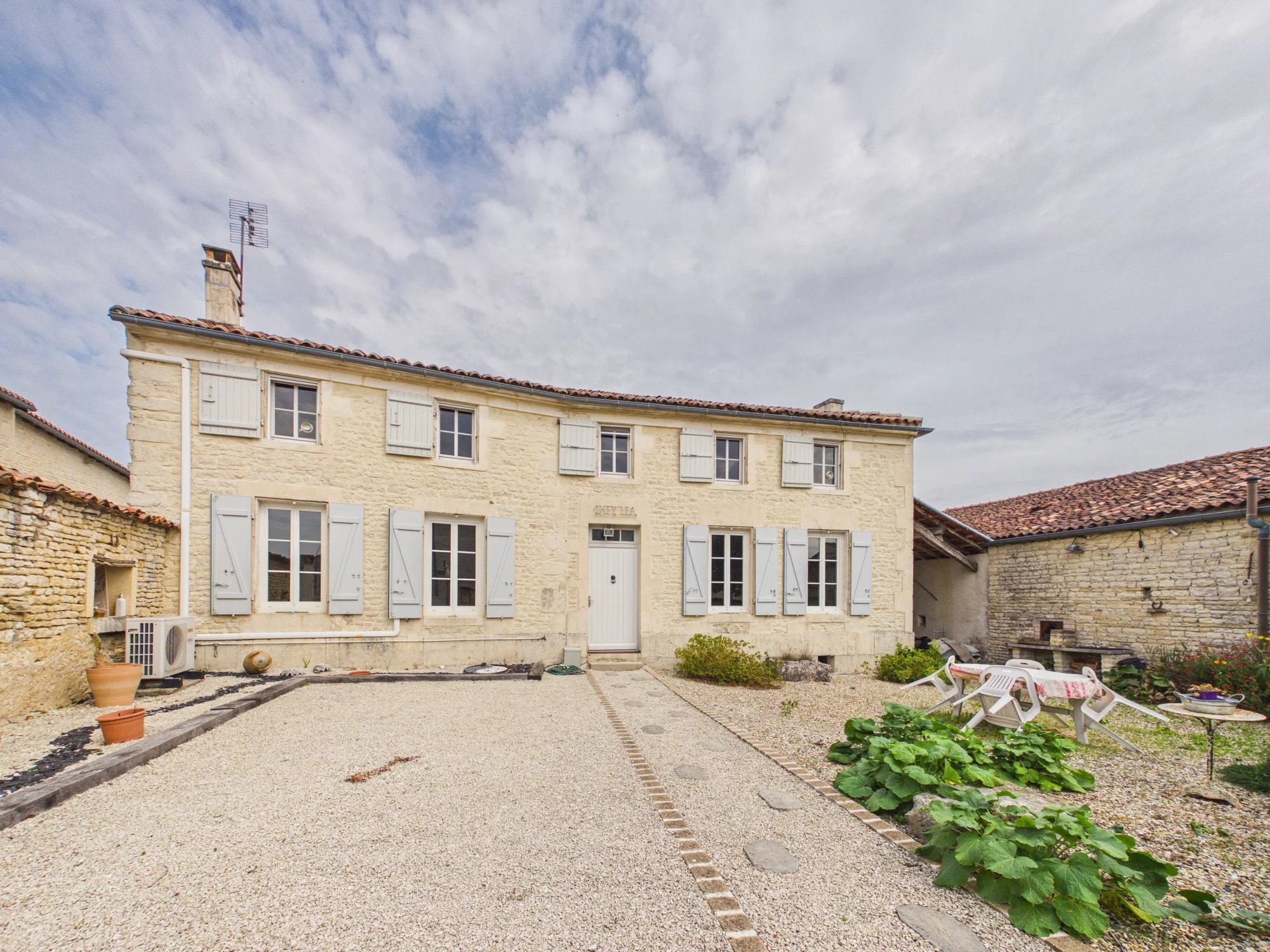 Traditional village house with character features, garage and workshopres, Nouvelle-Aquitaine – France – BVI79695