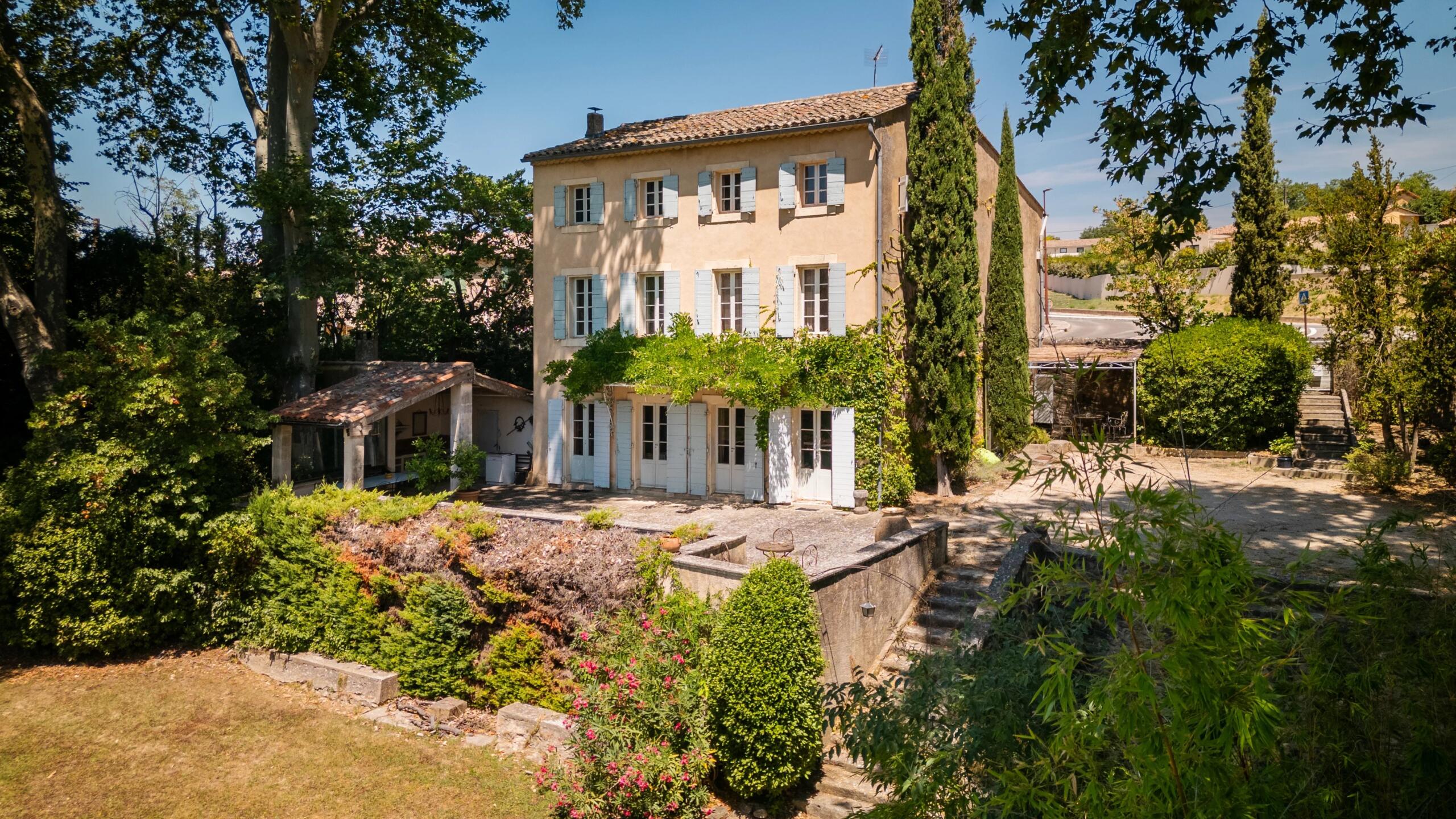 Characterful 18th-Century Bastide with Swimming Pool and Outbuildings in Cadenet, Provence-Alpes-Côte d’Azur – France – BVI70764