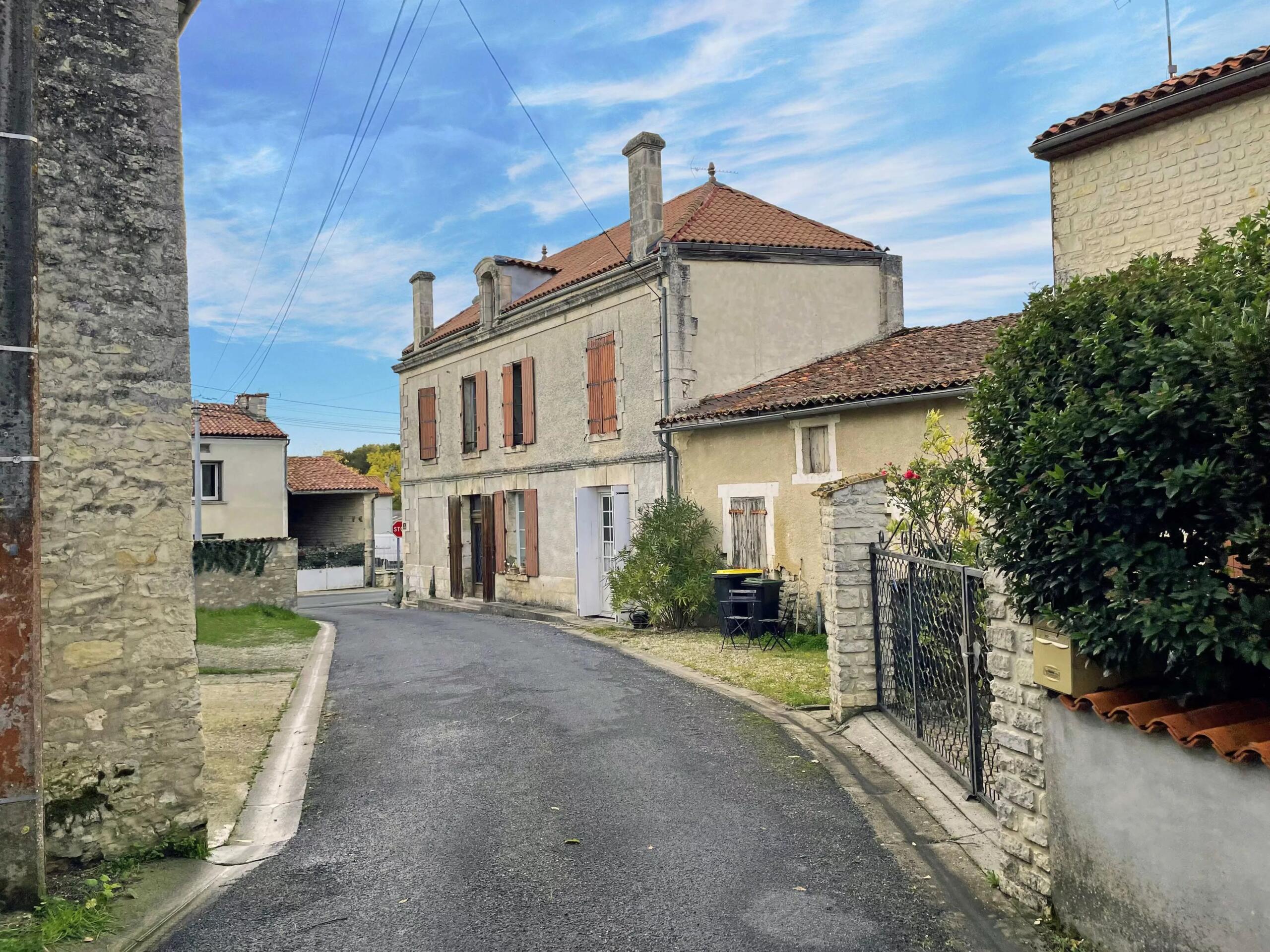 Handsome and spacious village house with 4 bedrooms and courtyard garden, Nouvelle-Aquitaine – France – BVI83358