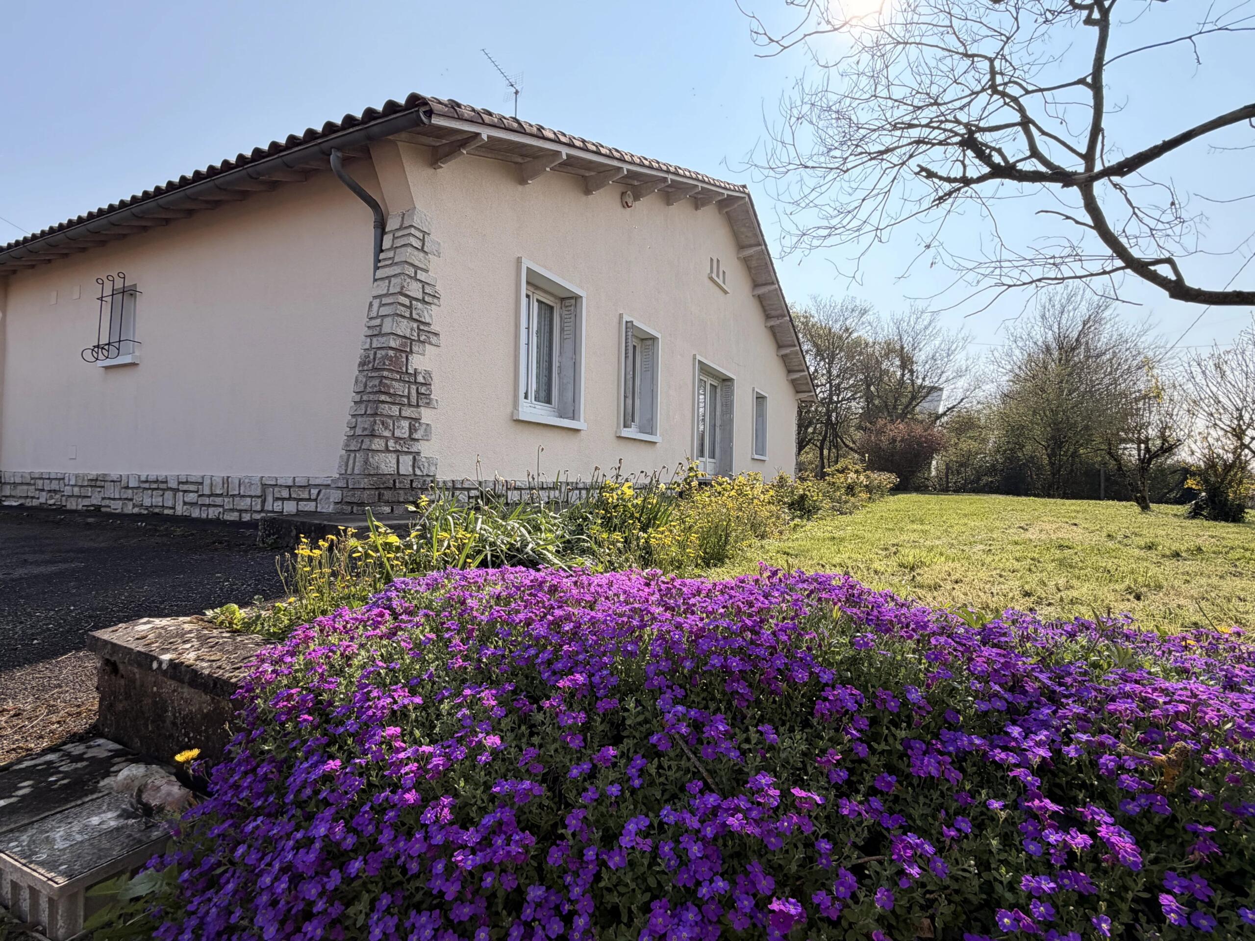 Single-storey house offering three bedrooms, garages, and outbuilding, set on 4,588 m² plot, Nouvelle-Aquitaine – France – BVI82774