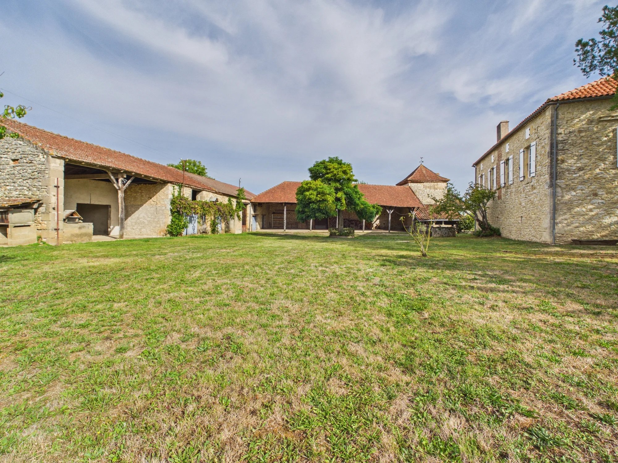 Lovely characterful Stone House with Extensive Outbuildings near Puy l’Evêque, Lot, Occitanie – France – BVI85972