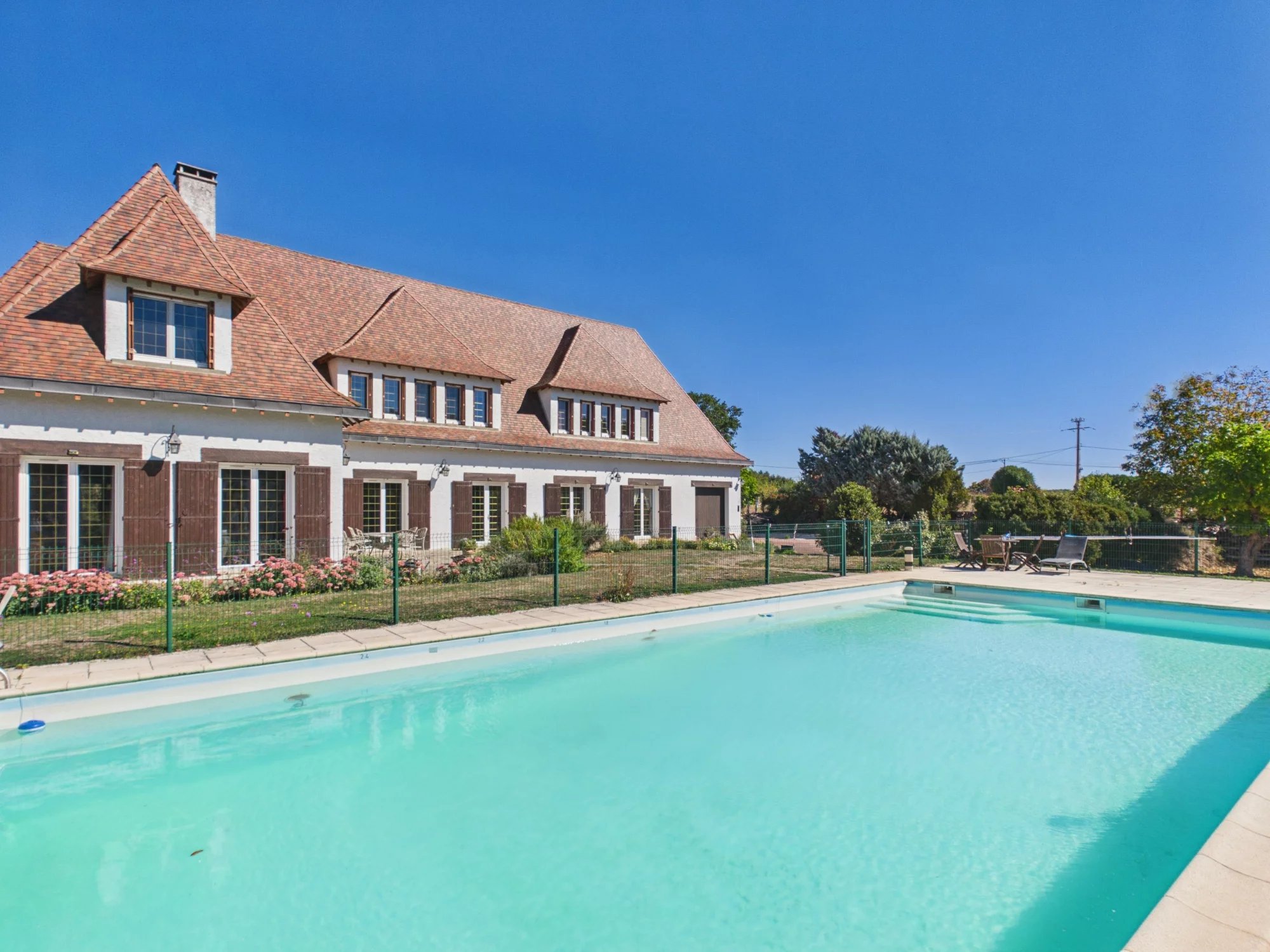Impressive manor house with pool and country views, Nouvelle-Aquitaine – France – BVI87293