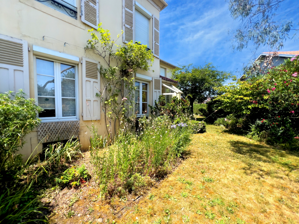 Elegant Art Deco Home | 5 Beds | 3 Bath | Library | Solarium | Wine Cellar | Garden | Near Pau