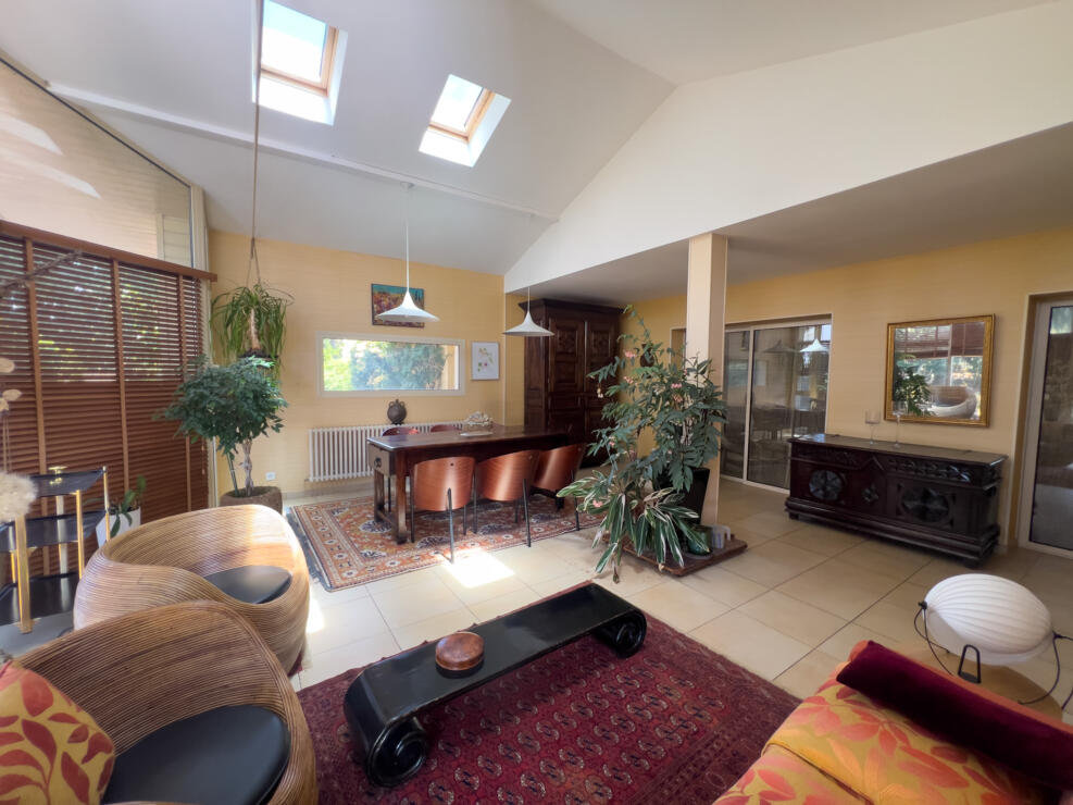 Elegant Art Deco Home | 5 Beds | 3 Bath | Library | Solarium | Wine Cellar | Garden | Near Pau