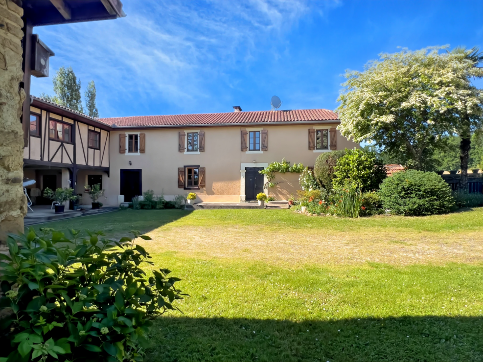 SPACIOUS COUNTRY HOUSE / 3BEDS-3BTHS/ HUGE 1BD APT/OUTBUILDINGS / MOUNTAIN VIEWS / GARDEN/WOODS/TRIE-SUR-BAISE