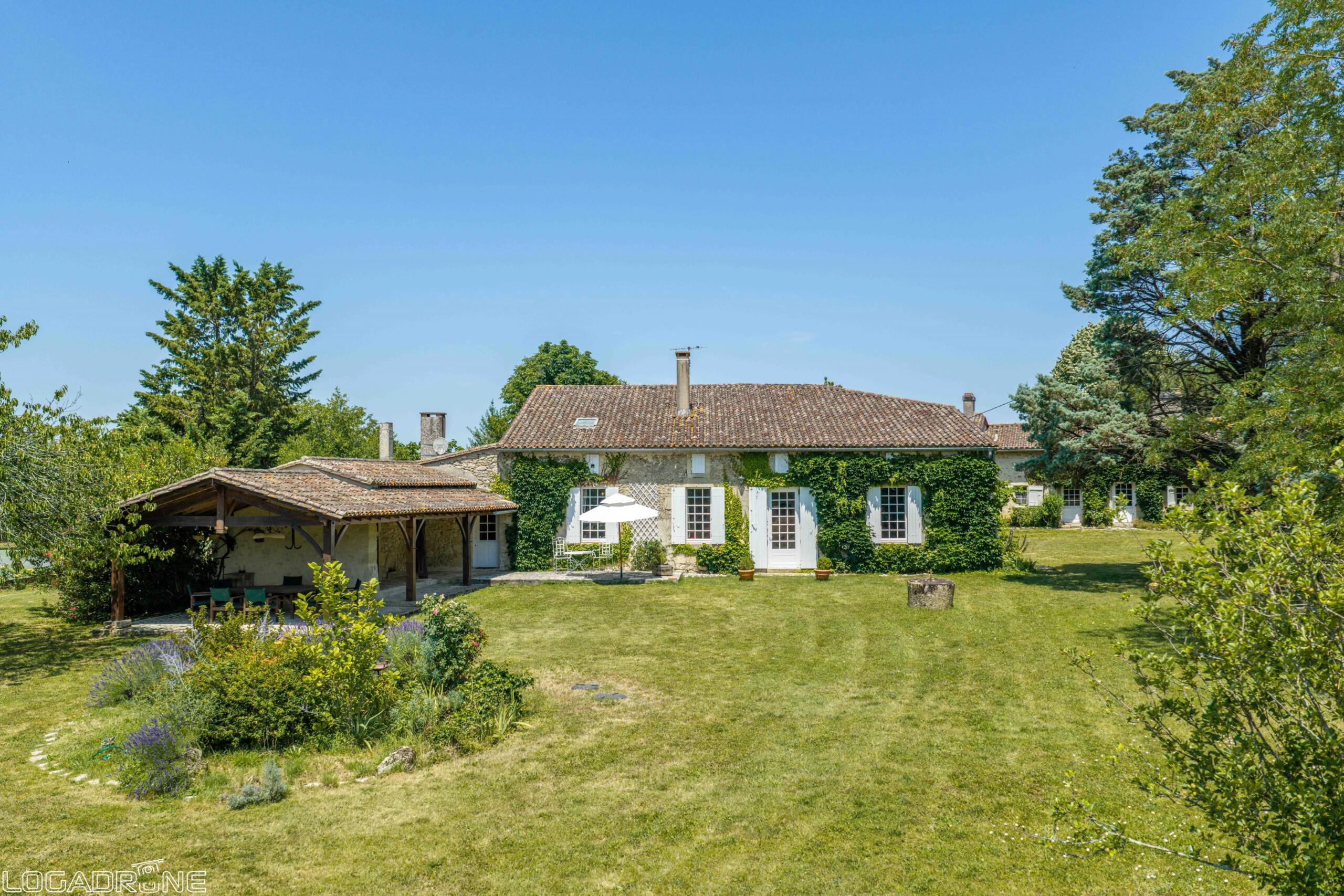 Exceptional Country Estate with Three Homes, Swimming Pool and Tennis Court – 20 Mins from Saint-Émilion, Nouvelle-Aquitaine – France – BVI71723