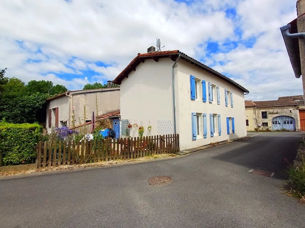 3 bed home with courtyard garden 20kms from the coast, Nouvelle-Aquitaine – France – BVI76331
