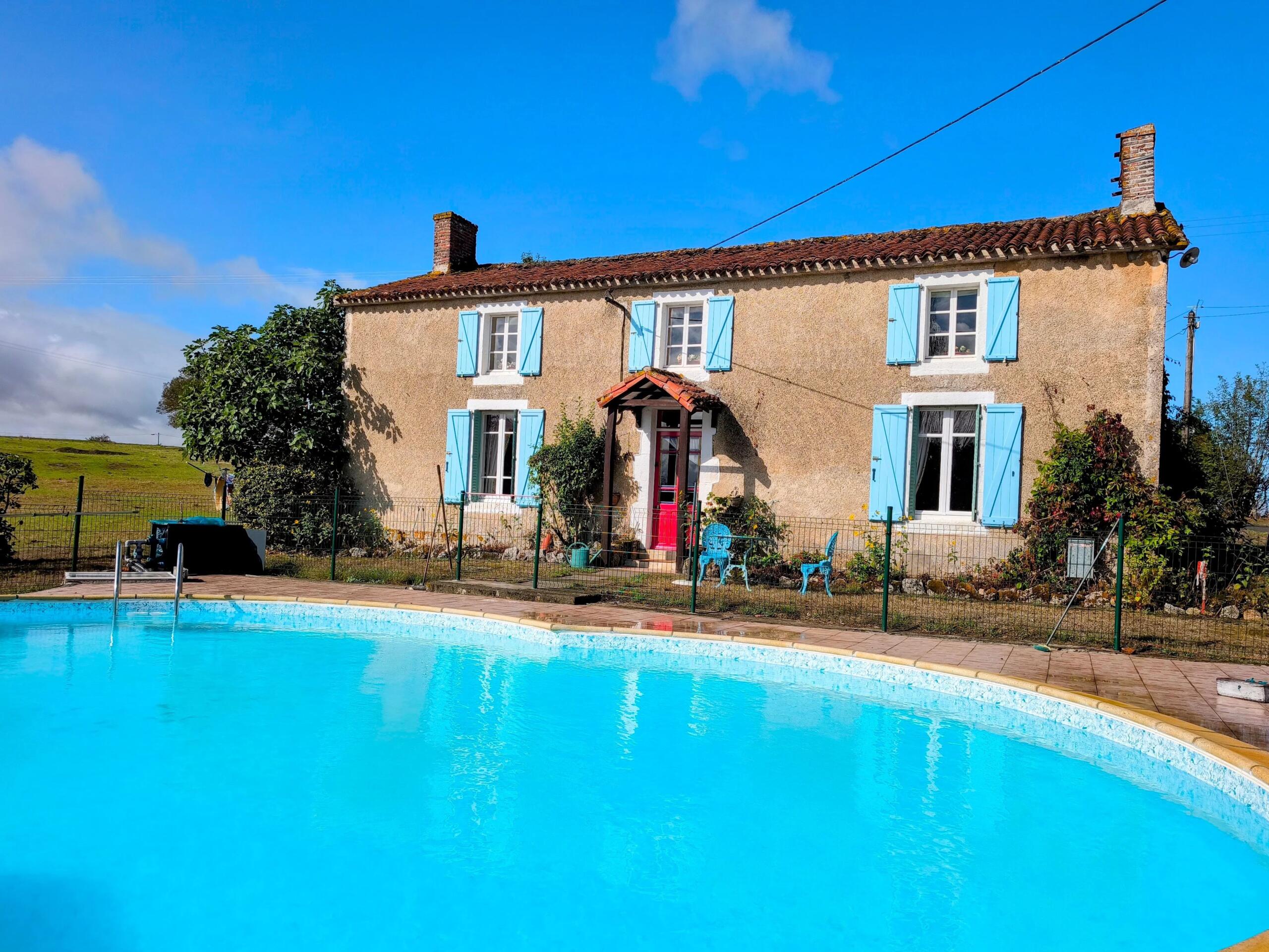 Farmhouse with 3/4 bedrooms, Heated Pool and Two Barns, Nouvelle-Aquitaine – France – BVI86407