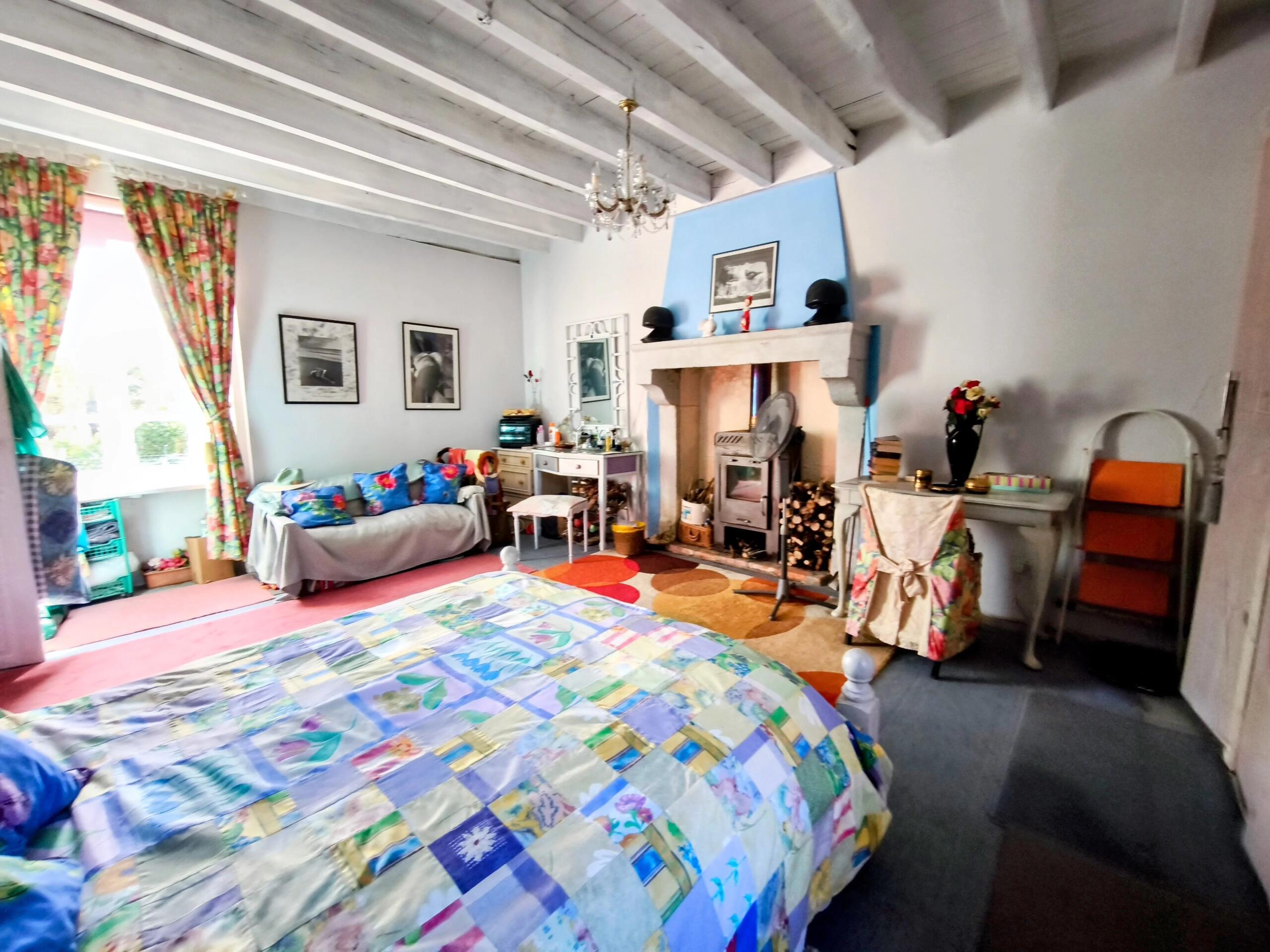 Farmhouse with 3/4 bedrooms, Heated Pool and Two Barns, Nouvelle-Aquitaine – France – BVI86407