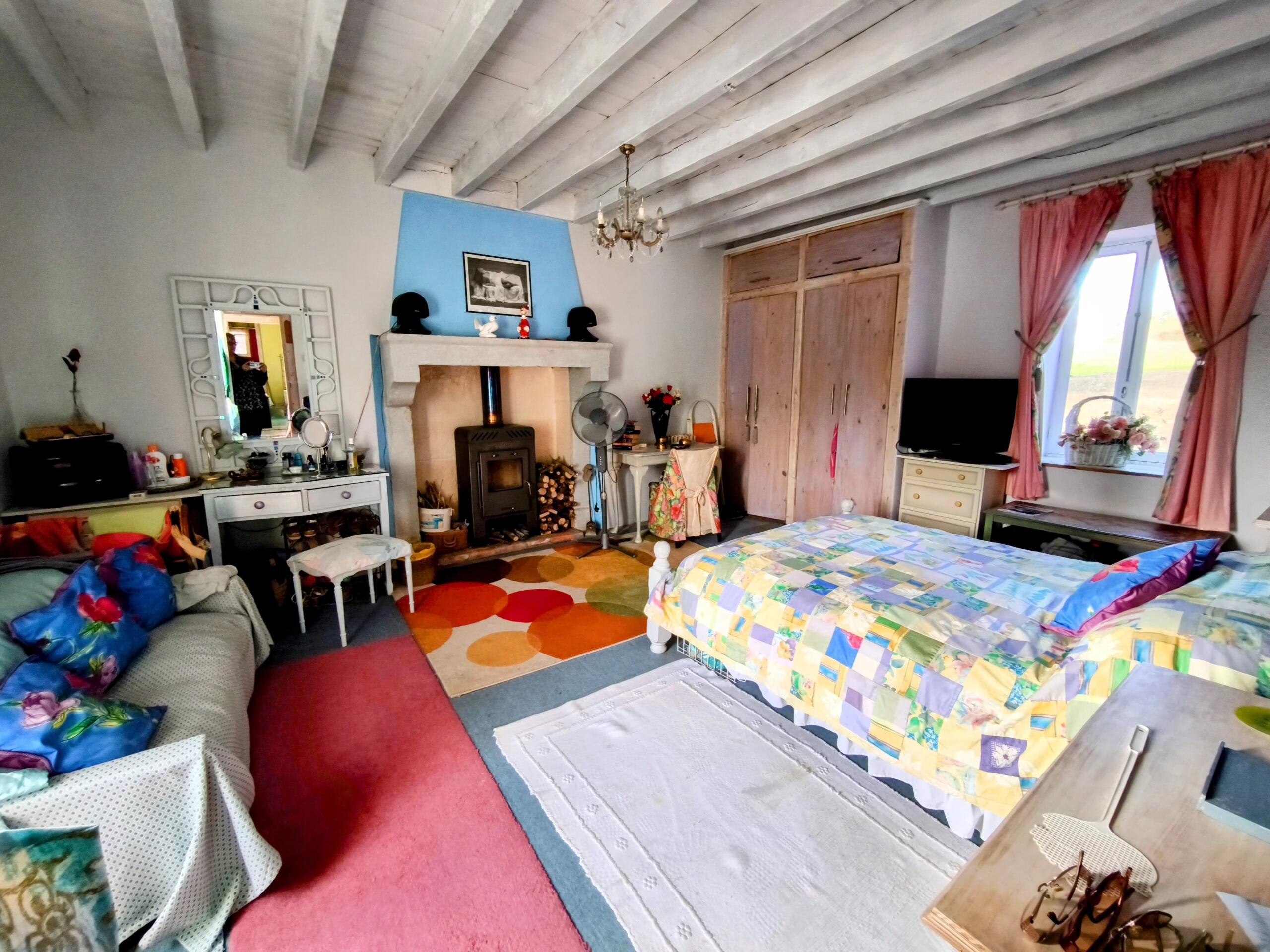 Farmhouse with 3/4 bedrooms, Heated Pool and Two Barns, Nouvelle-Aquitaine – France – BVI86407