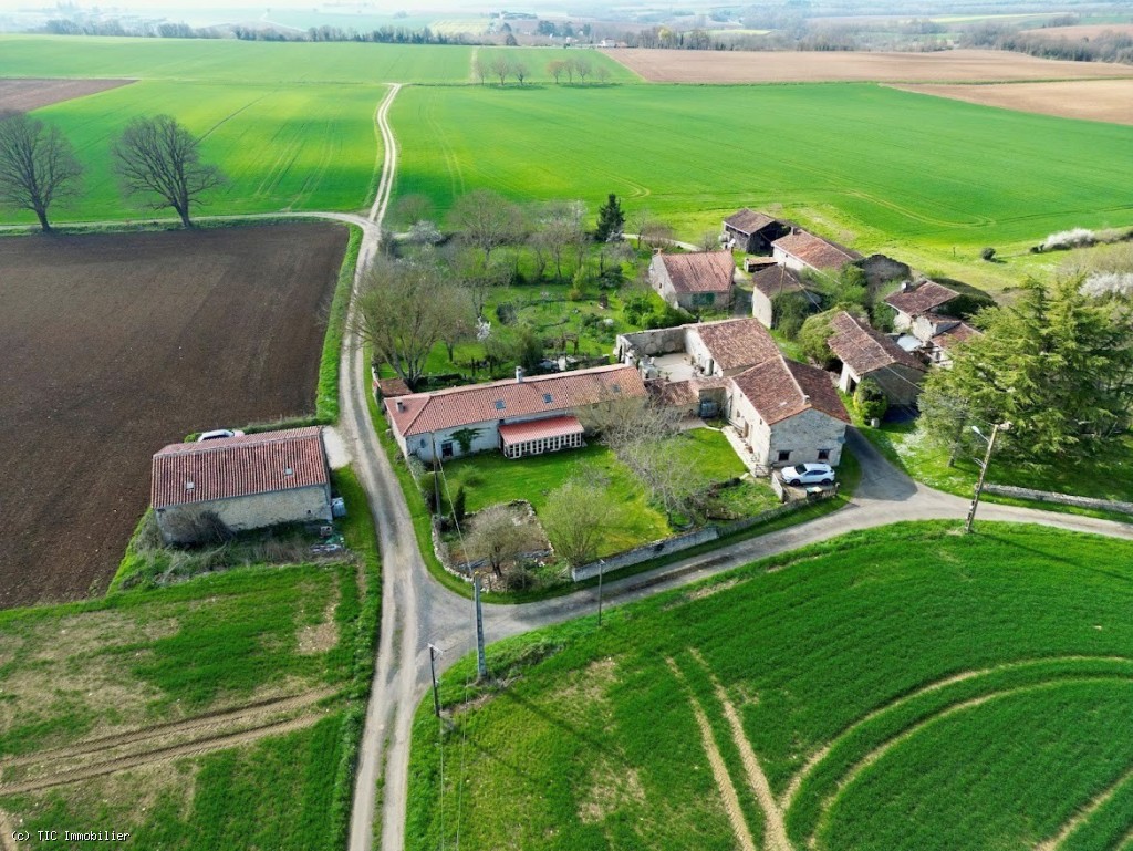 7 bedroom House in Verteuil-Sur-Charente, France – r7615