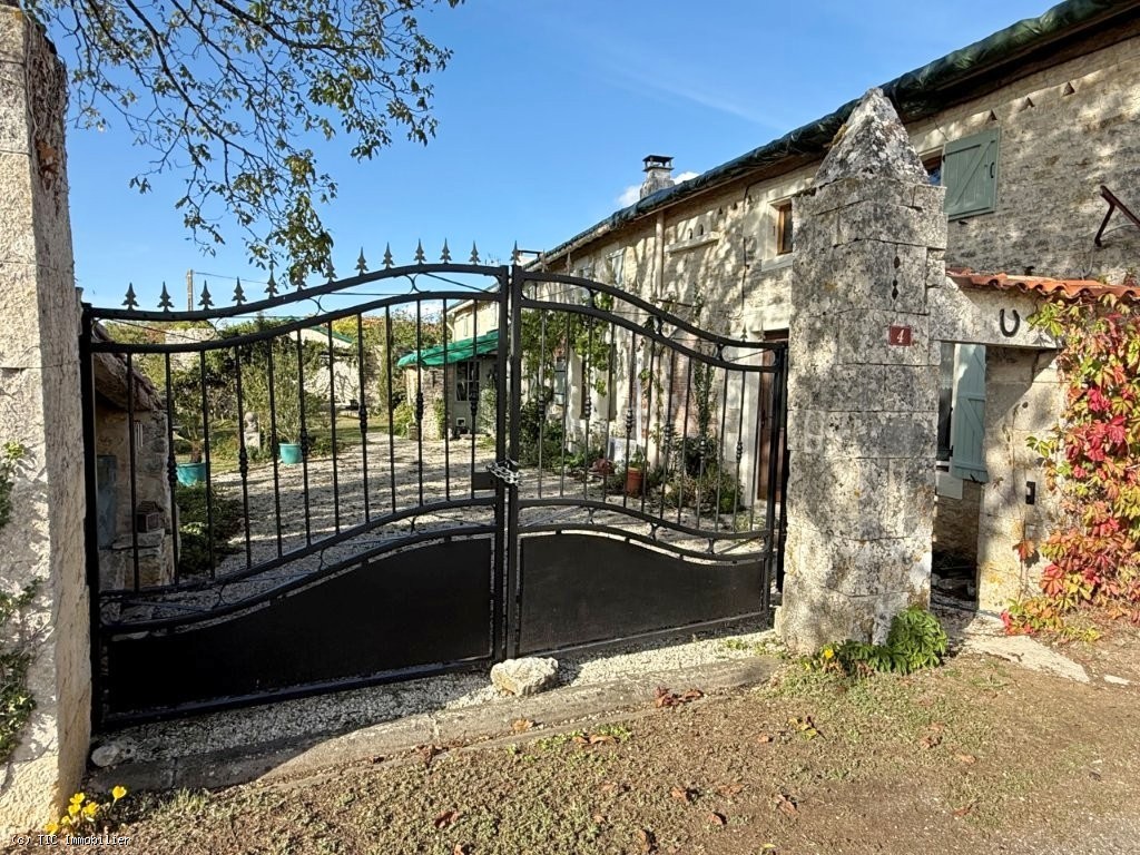 7 bedroom House in Verteuil-Sur-Charente, France – r7615
