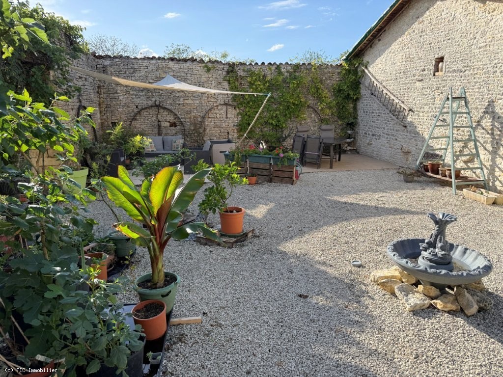 7 bedroom House in Verteuil-Sur-Charente, France – r7615