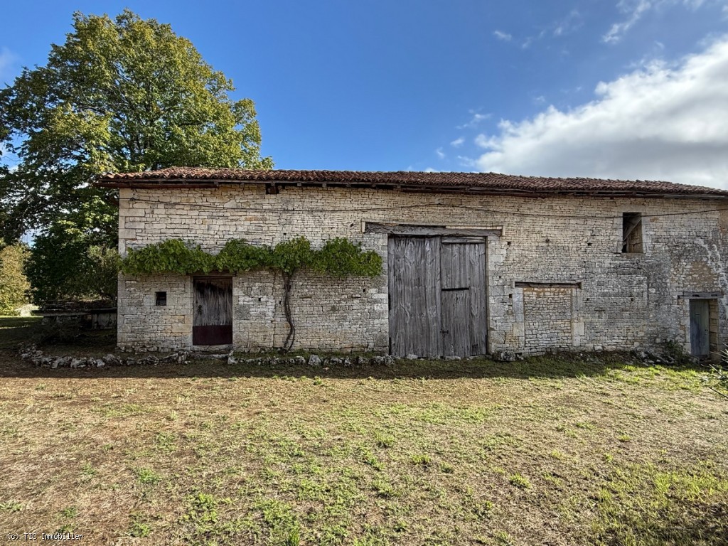 3 bedroom House in Aunac, France – r7612