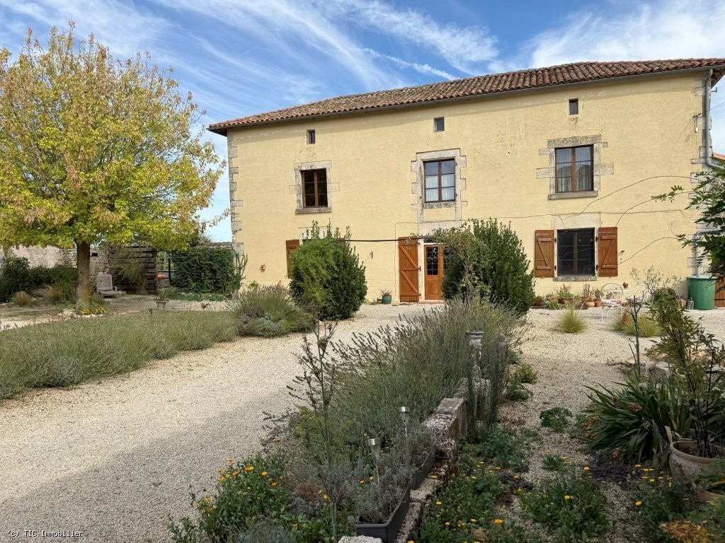 3 bedroom House in Villefagnan, France – r7608