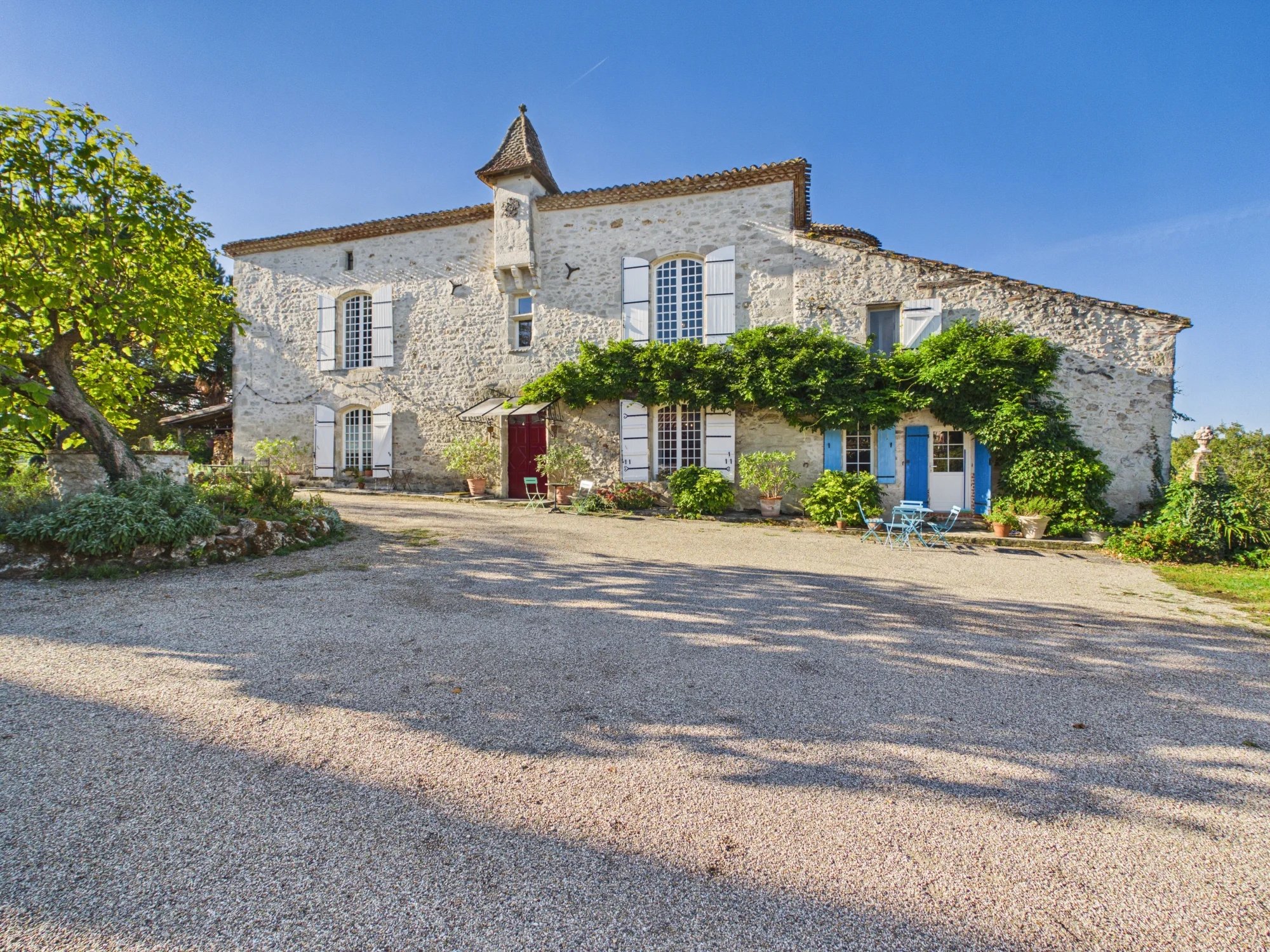 A charming historic property with 3 guest houses and a swimming pool, set in 2 hectares of land, Nouvelle-Aquitaine – France – BVI81163