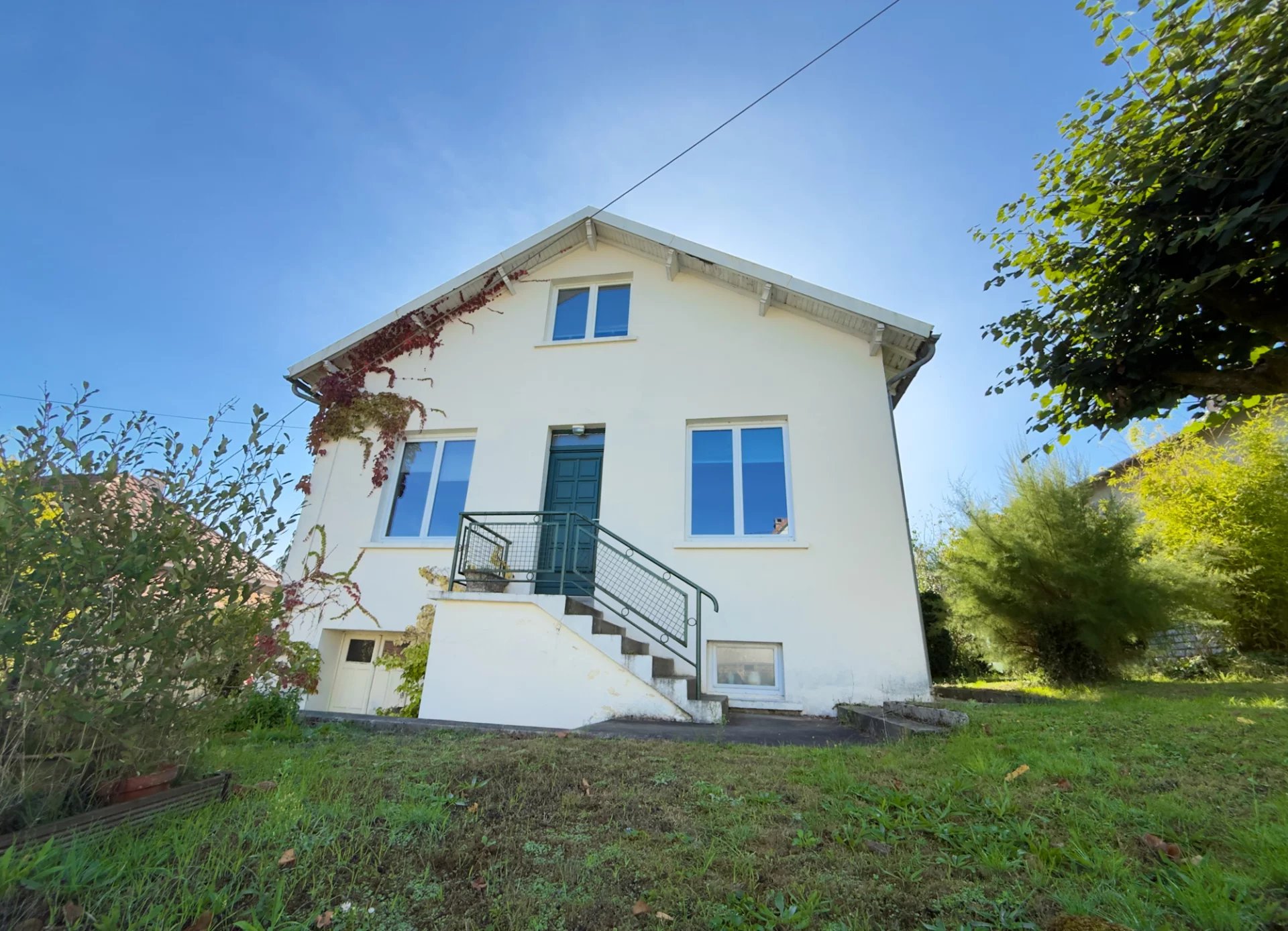 3-bed, 3-bath house with lovely pool on the edge of a Dordogne village, Nouvelle-Aquitaine – France – BVI82643