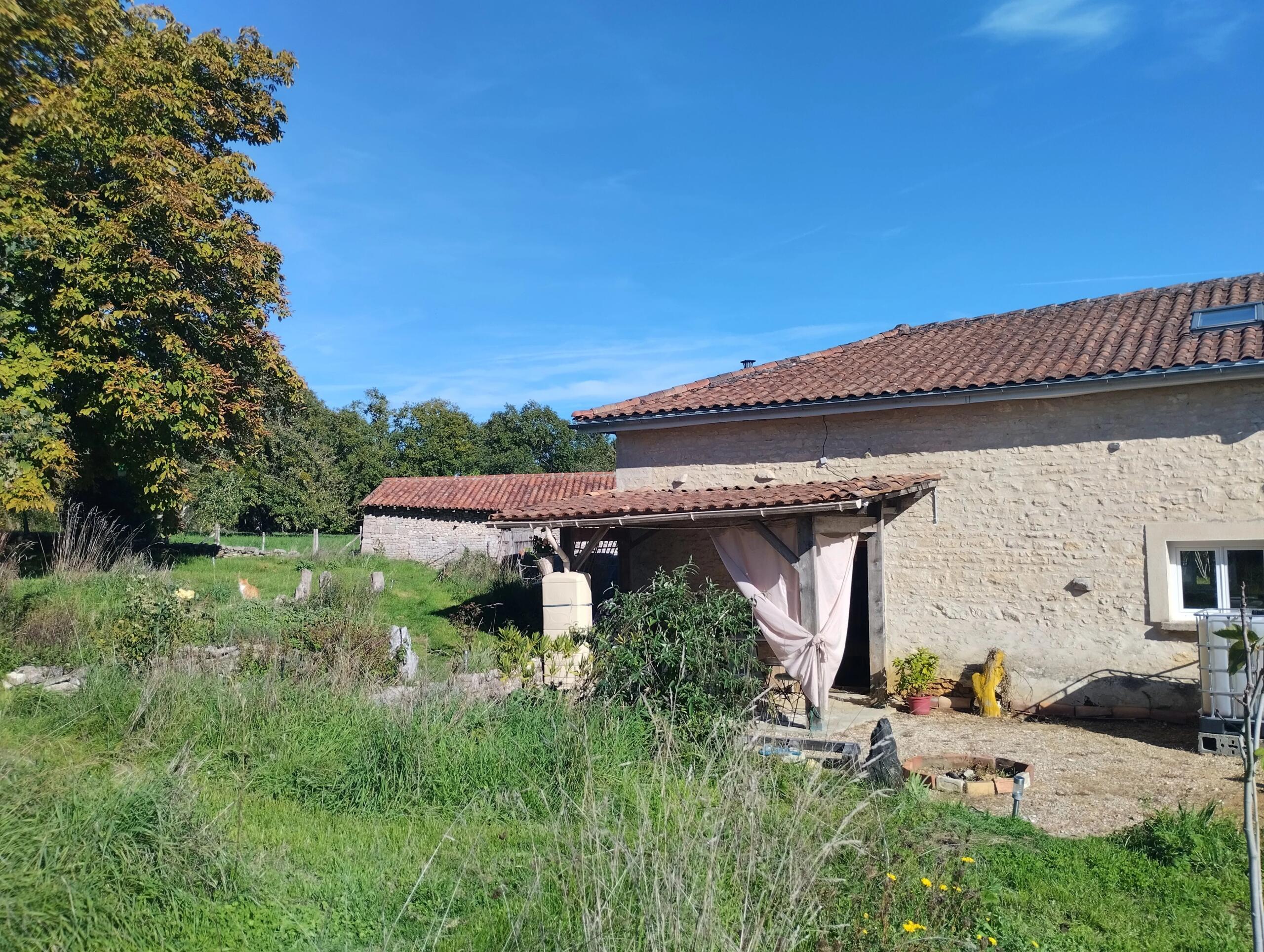 2-bed characterful house with garden in a quiet location, Nouvelle-Aquitaine – France – BVI82883