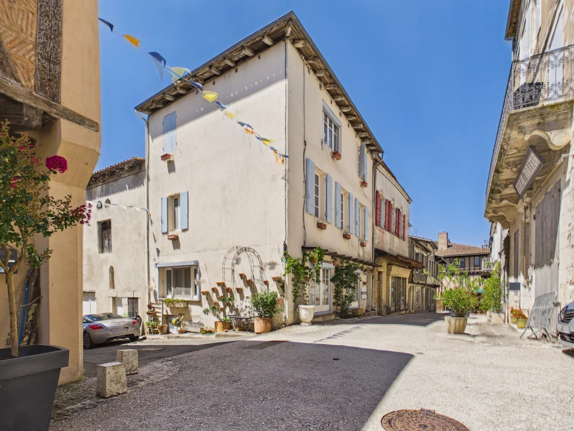 Charming 4-bed village house in the heart of Monflanquin’s bastide, Nouvelle-Aquitaine – France – BVI83076