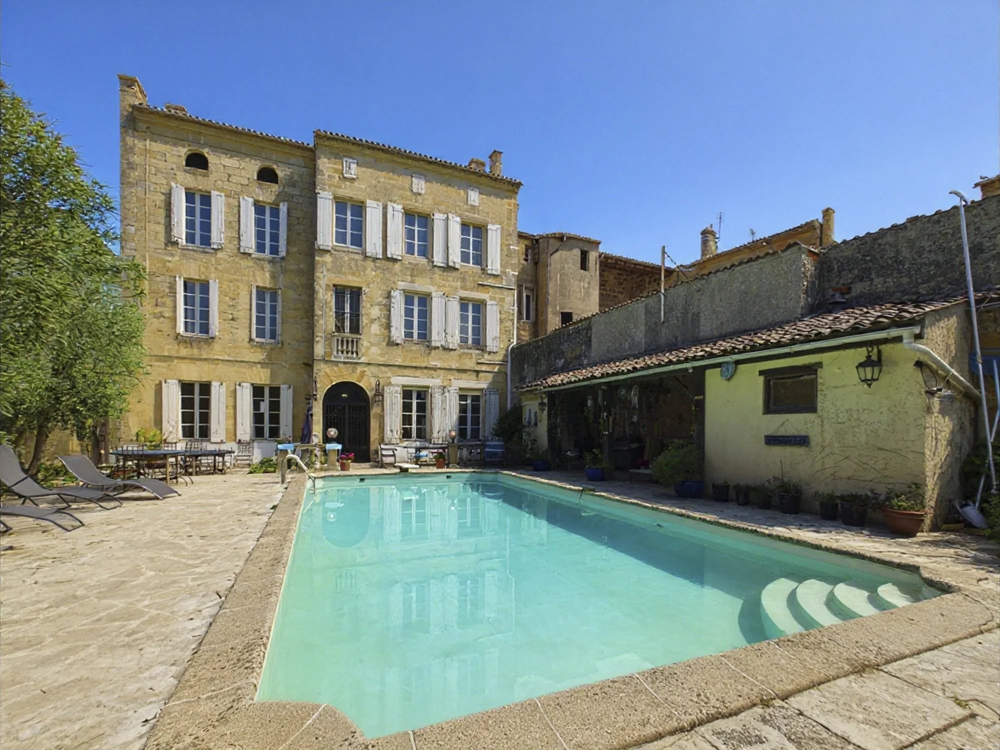 Elegant Townhouse with Guest House in the Heart of Castillon‑la‑Bataille, Nouvelle-Aquitaine – France – BVI84512
