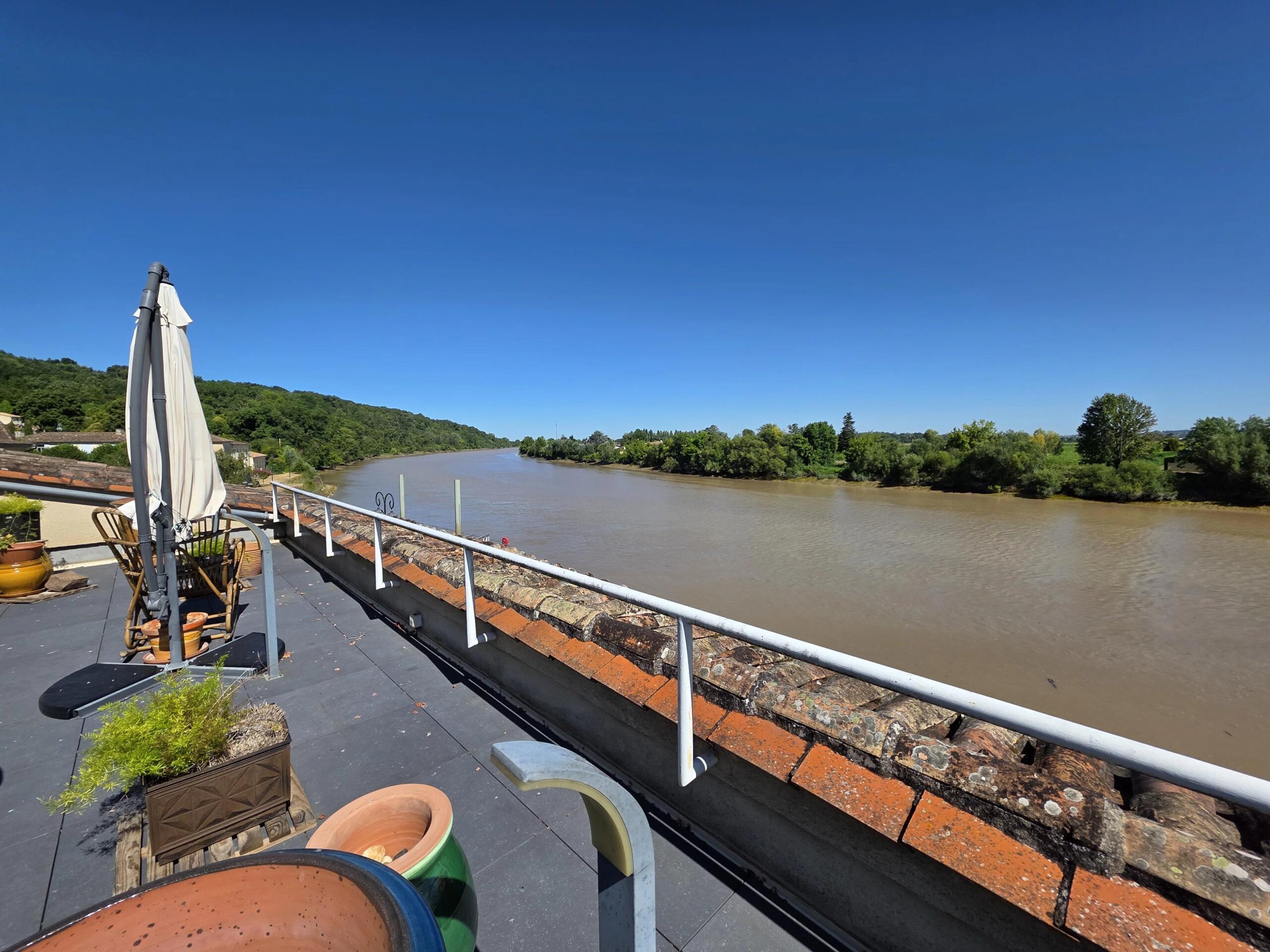 A beautifully converted 19th-century chai with river views, Nouvelle-Aquitaine – France – BVI86455