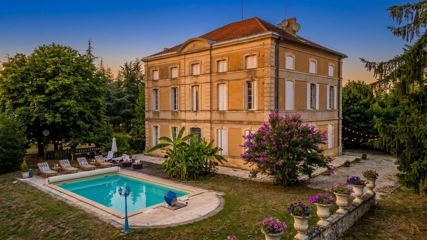 Beautiful Manor House with Nearly 50 Hectares of Land, Close to All Amenities, Nouvelle-Aquitaine – France – BVI86492