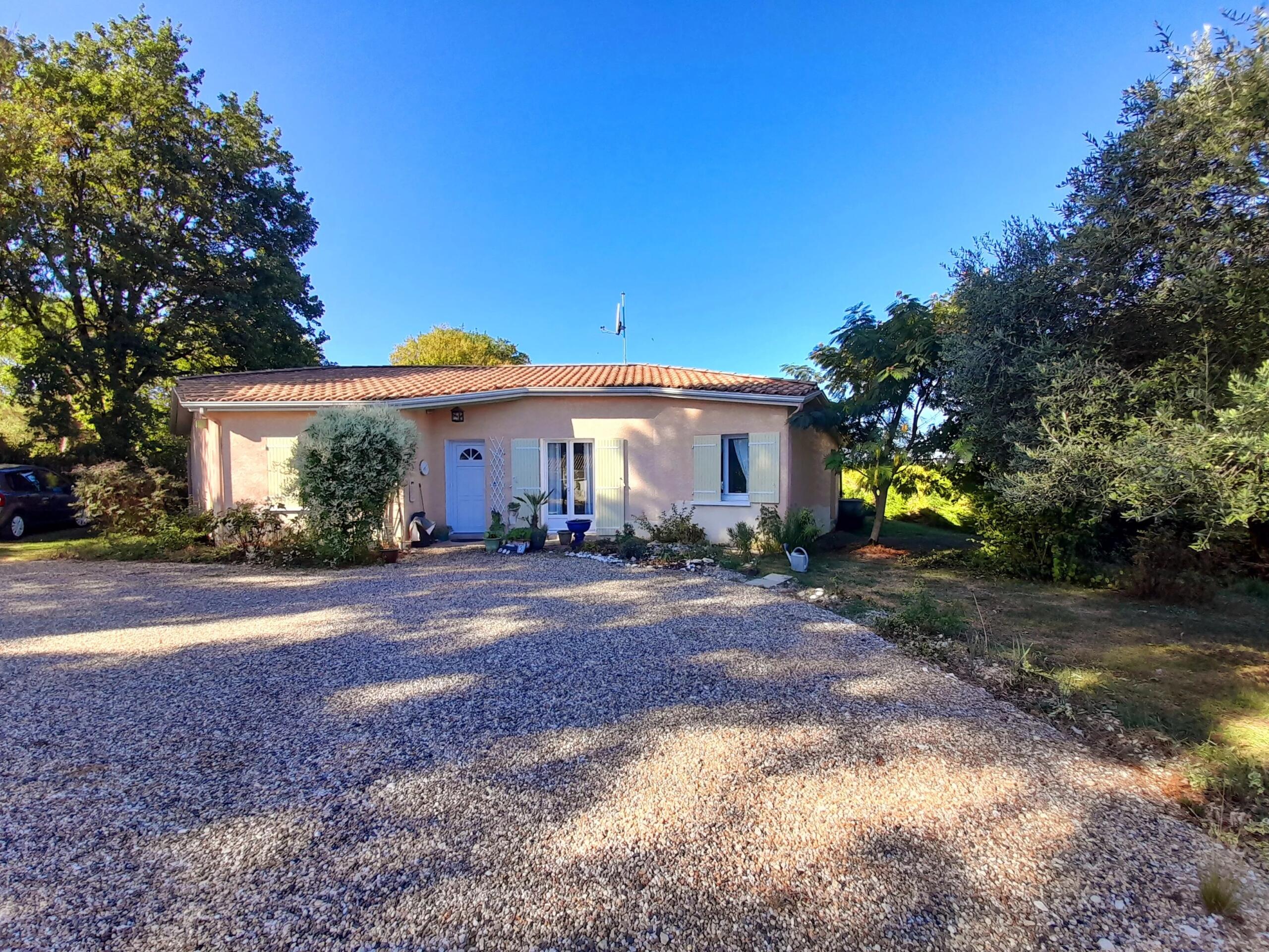 A Light-Filled Modern Bungalow in a Peaceful Setting, Nouvelle-Aquitaine – France – BVI87467