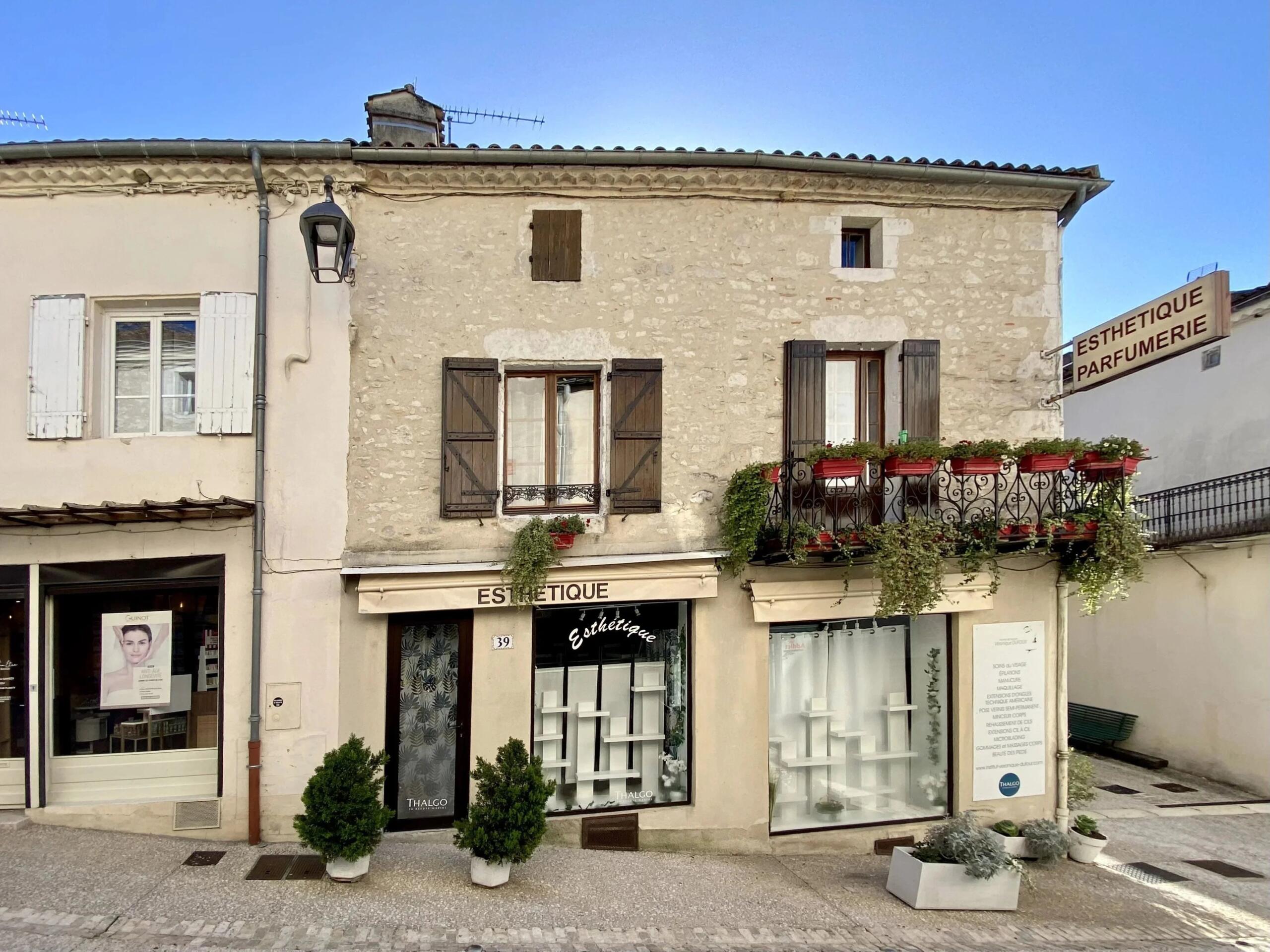 Charming stone property with commercial premises in the heart of Monflanquin, Nouvelle-Aquitaine – France – BVI87609