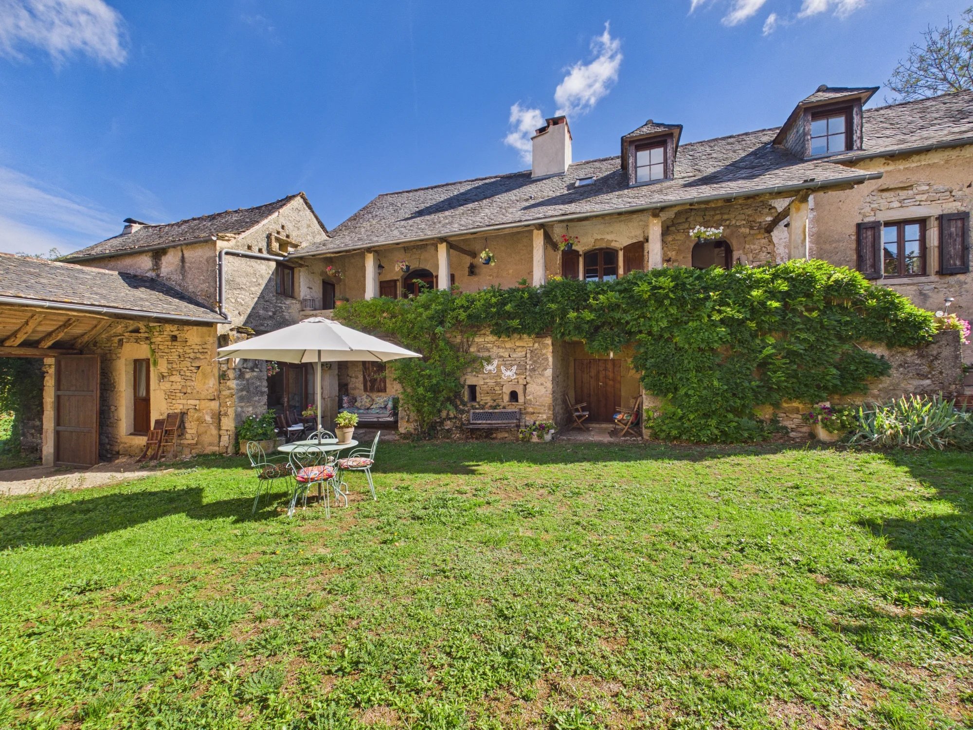 Character stone property with four dwellings, pool and outbuildings, Occitanie – France – BVI87621