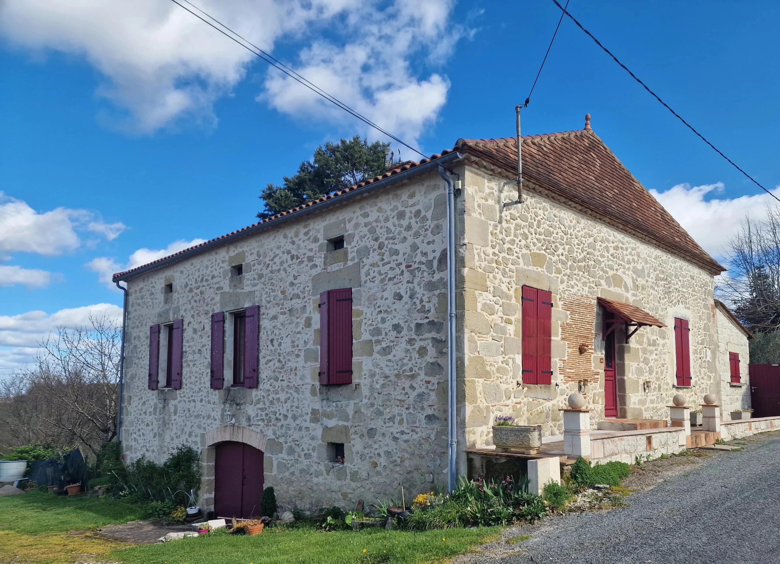 Stone house with countryside views near Monbahus, Nouvelle-Aquitaine – France – BVI87687